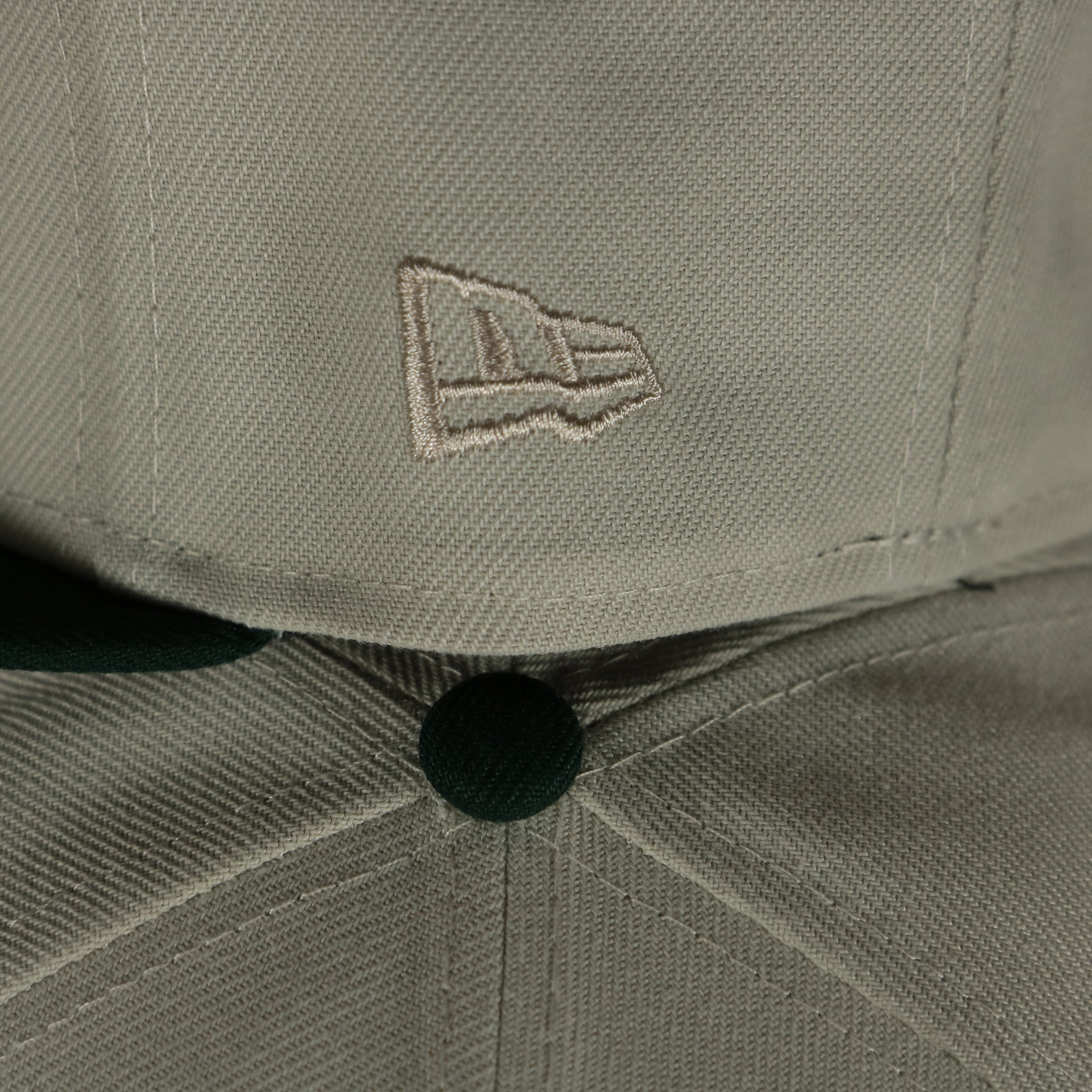 new era logo on the Oakland Athletics World Class 9-Time World Series Champions Two Tone Grey Bottom | Sand/Green 59Fifty Fitted Cap