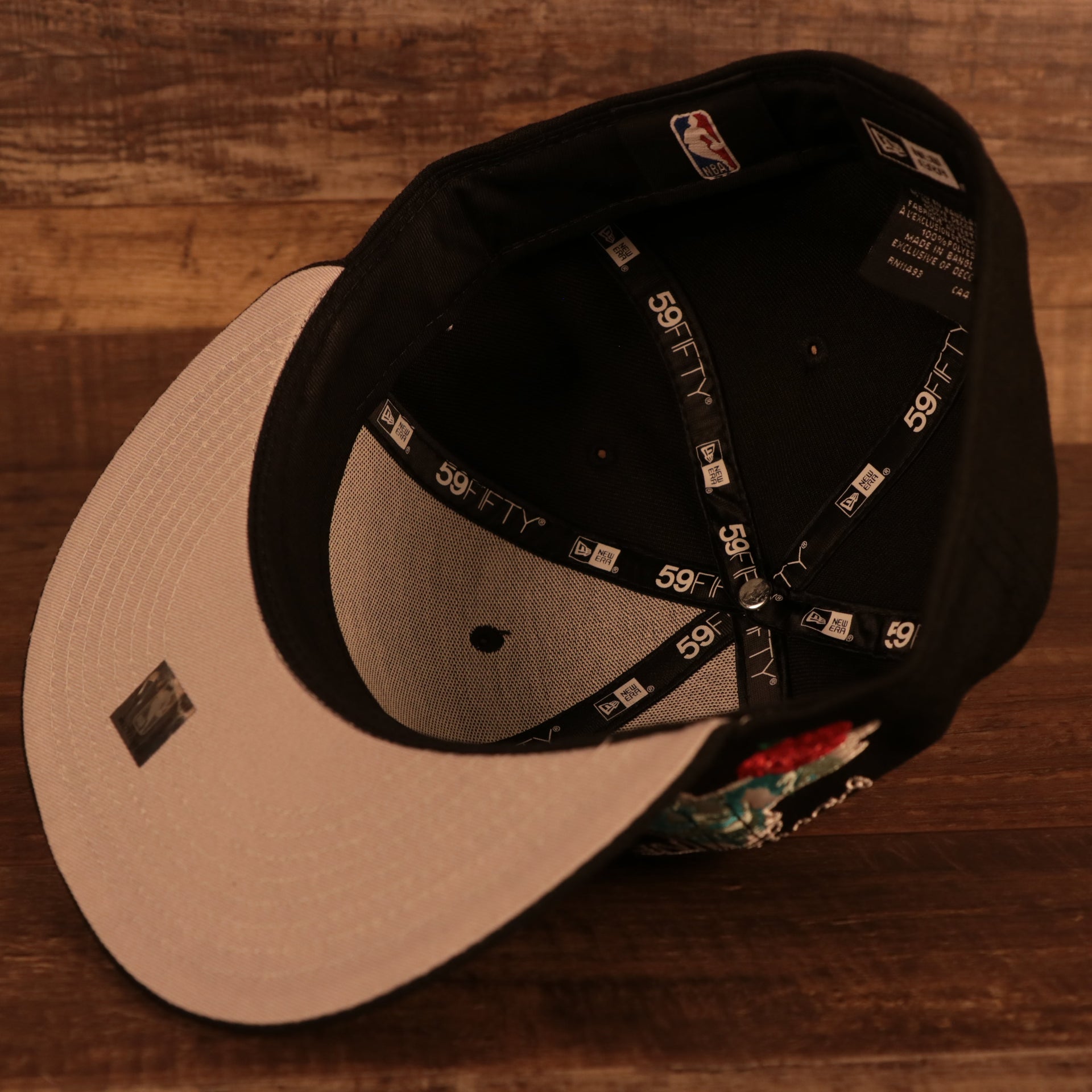 Gray bottom of the Brooklyn Nets "City Cluster" Side Patch Gray Bottom Black 59Fifty Fitted Cap
