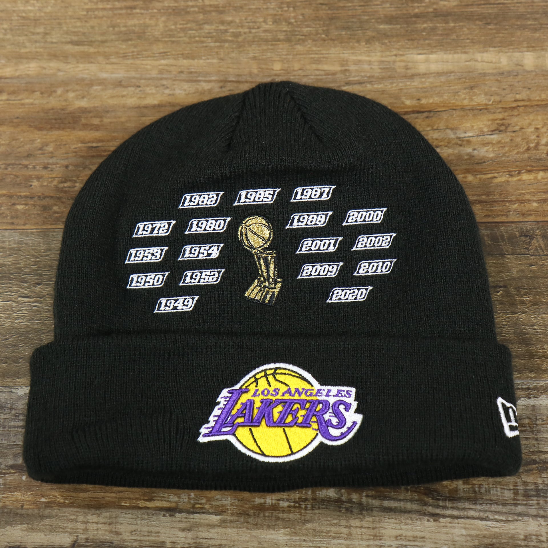 The front of the Los Angeles Lakers All Over NBA Finals Side Patch 17x Champion Knit Cuff Beanie | New Era, Black