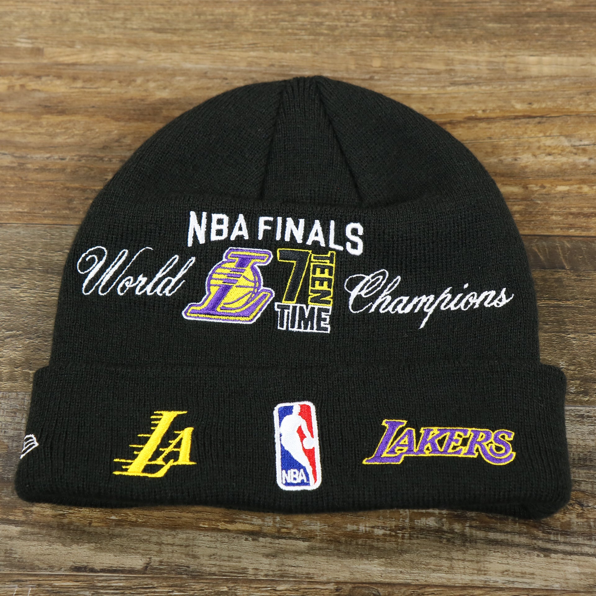 The backside of the Los Angeles Lakers All Over NBA Finals Side Patch 17x Champion Knit Cuff Beanie | New Era, Black