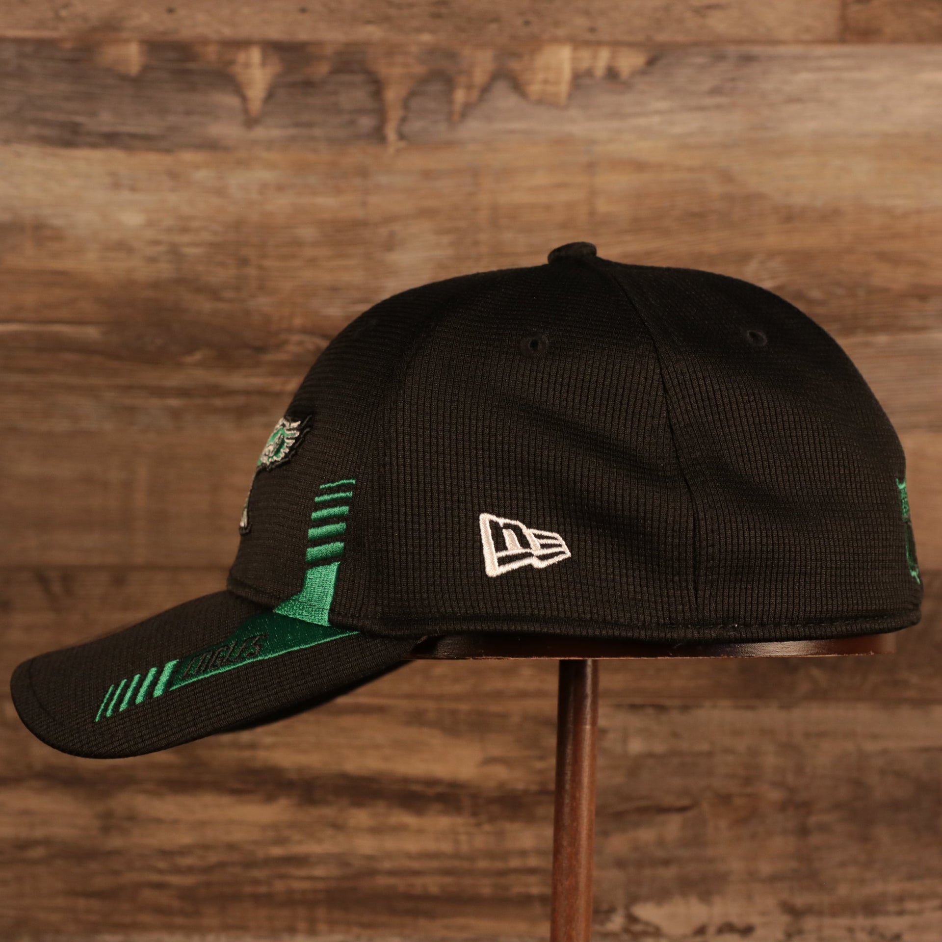 Wearer's right of the Philadelphia Eagles 2021 Sideline On-Field Throwback Logo 39Thirty Stretch Cap