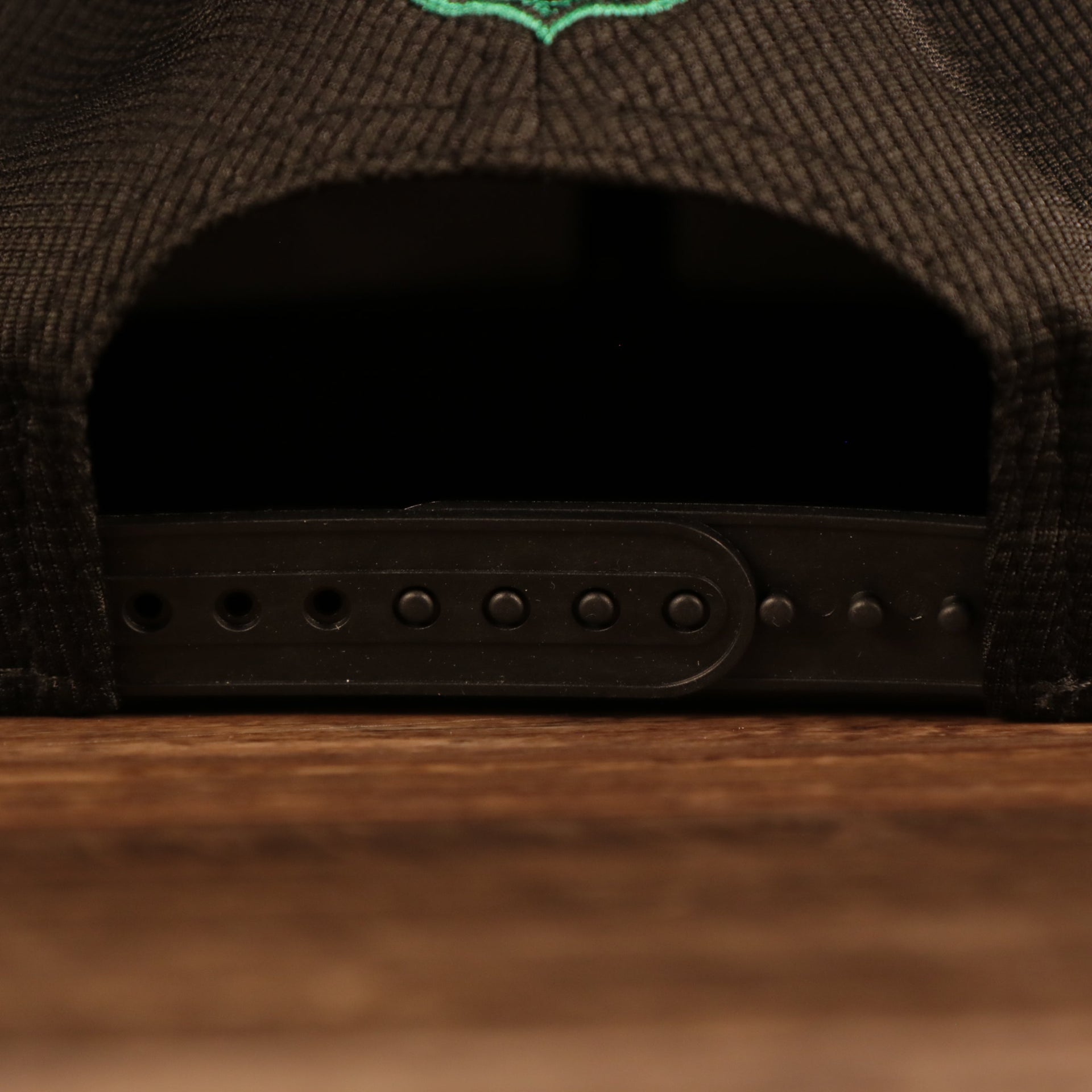 Close up of adjustable snap on back of Philadelphia Eagles 2021 Sideline On-Field Throwback Logo 9Fifty Snapback Hat