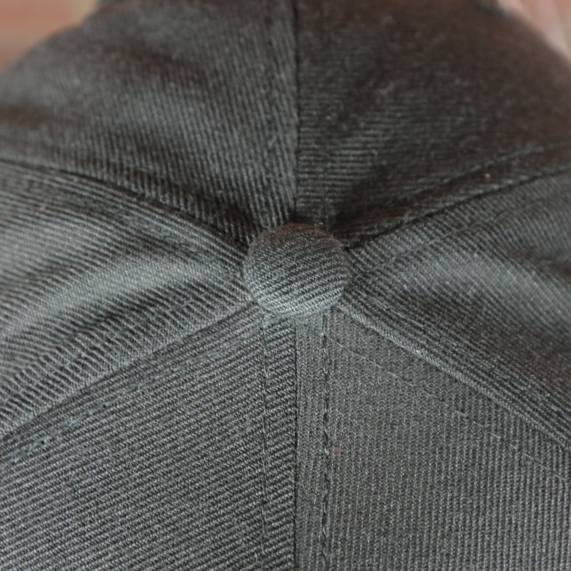 black button on the Washington Wizards XL Logo Black Mitchell and Ness Snapback Hat