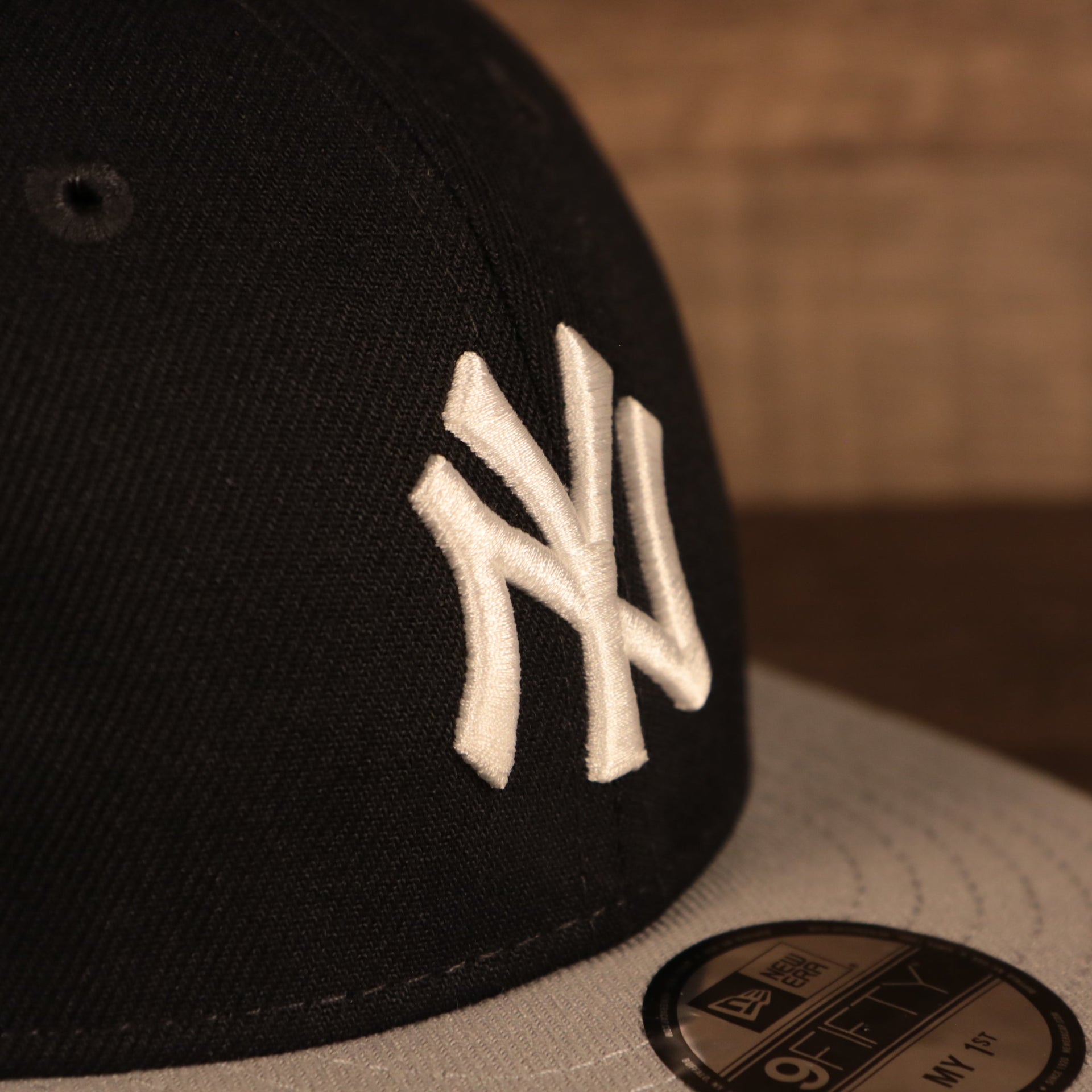 Close up of the New York Yankees on the front of the My 1st New York Yankees 9Fifty Baby Snapback Hat | Navy/Gray