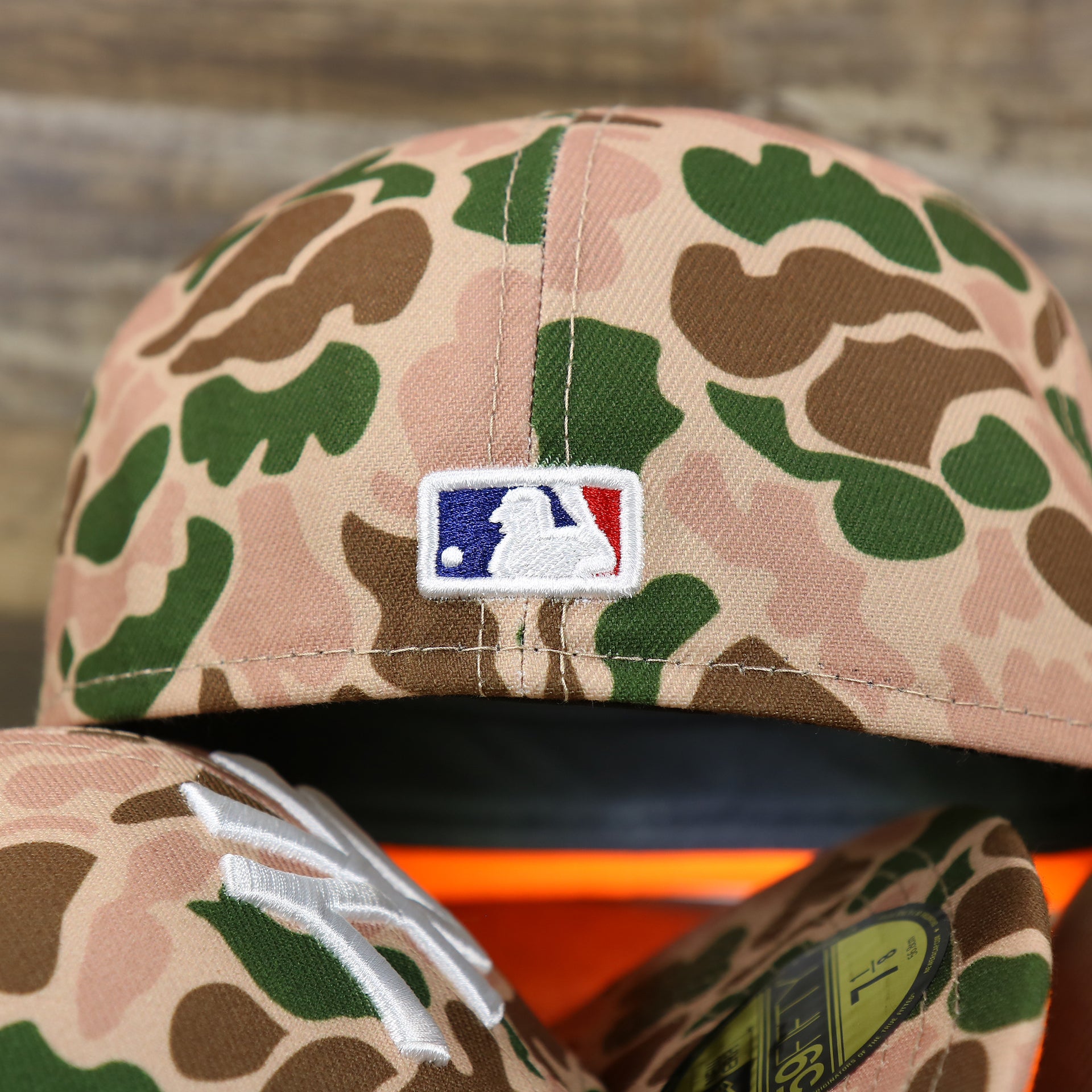 The MLB Batterman Logo on the New York Yankees Duck Camo Neon Orange Undervisor World Series Side Patch Fitted Cap | Camo Tan 59Fifty Cap