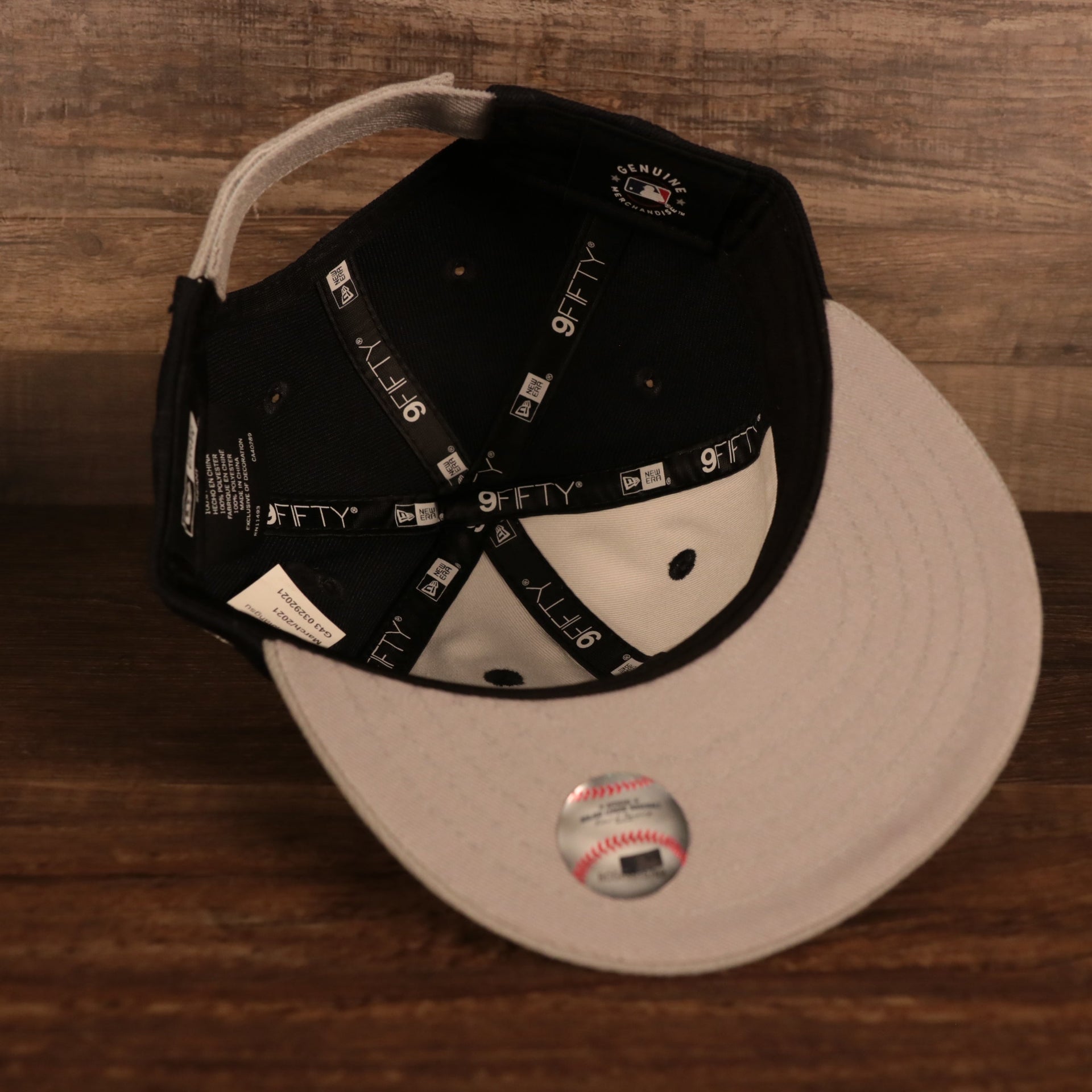Interior of the My 1st New York Yankees 9Fifty Baby Snapback Hat | Navy/Gray