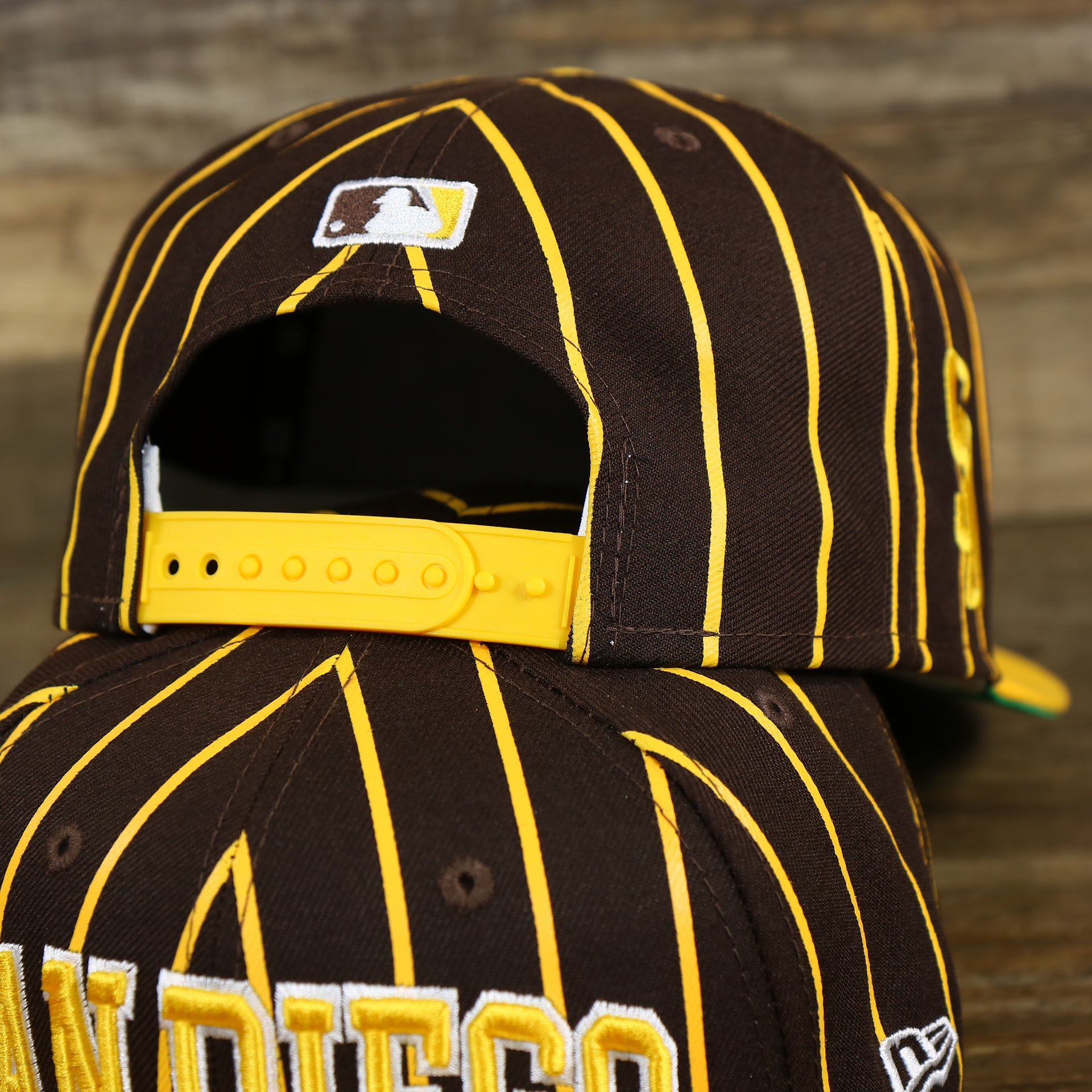 The Adjustable Strap on the San Diego Padres City Arch Pinstriped 9Fifty Snapback Cap | Brown 9Fifty Cap