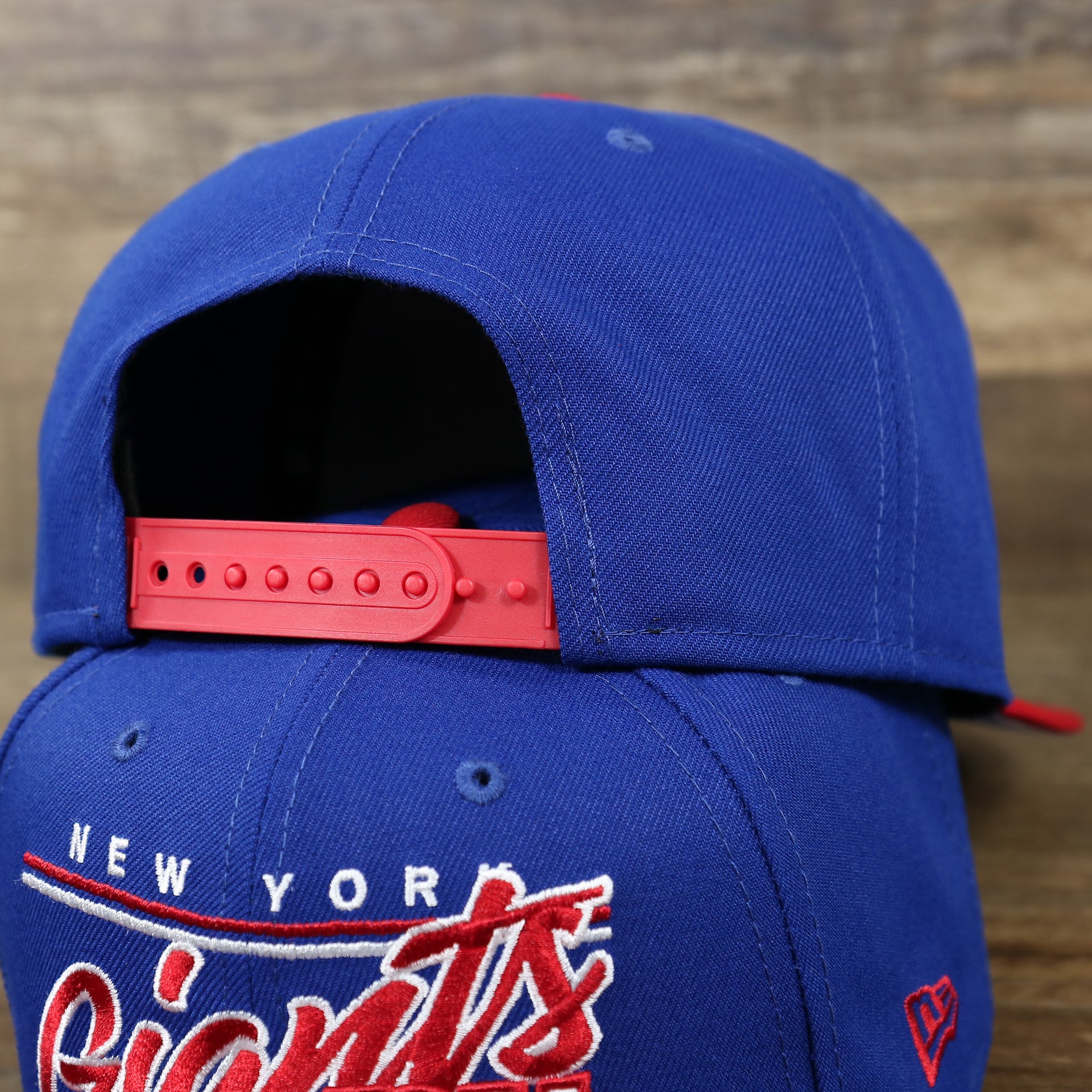 The backside of the New York Giants Team Script Gray Bottom 9Fifty Snapback | Royal Blue And Red Snap Cap