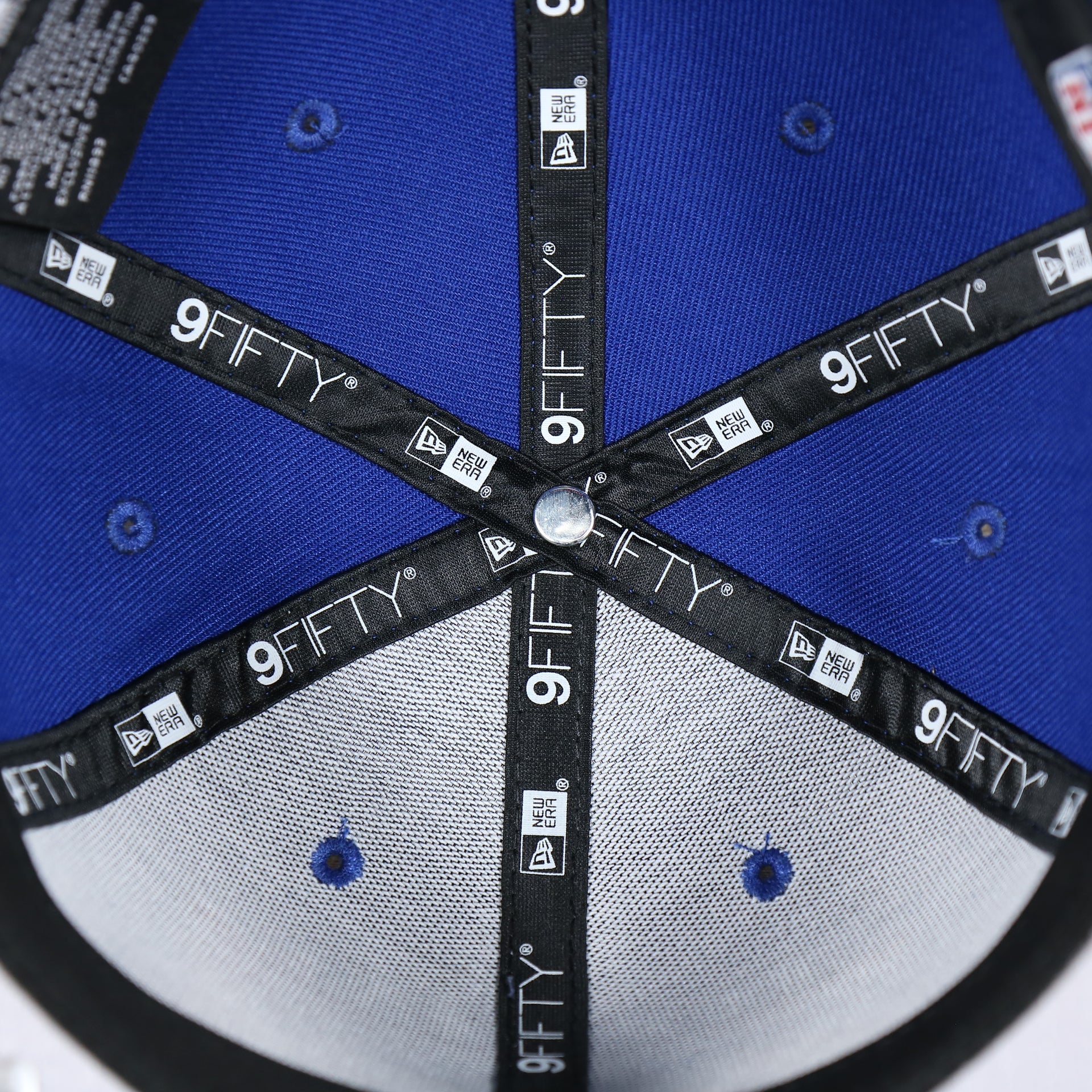 The inside of the New York Giants Team Script Gray Bottom 9Fifty Snapback | Royal Blue And Red Snap Cap