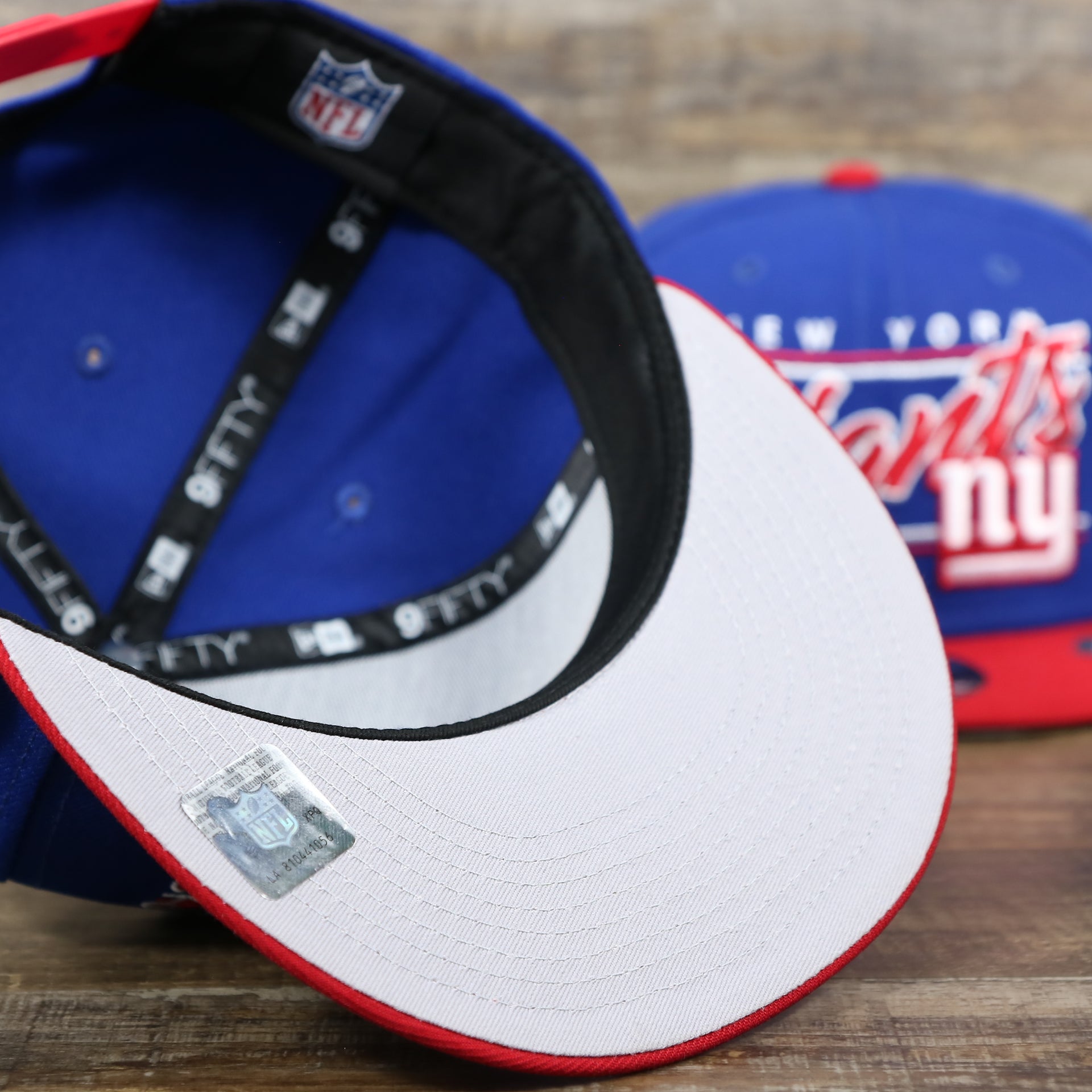 The Gray undervisor on the New York Giants Team Script Gray Bottom 9Fifty Snapback | Royal Blue And Red Snap Cap