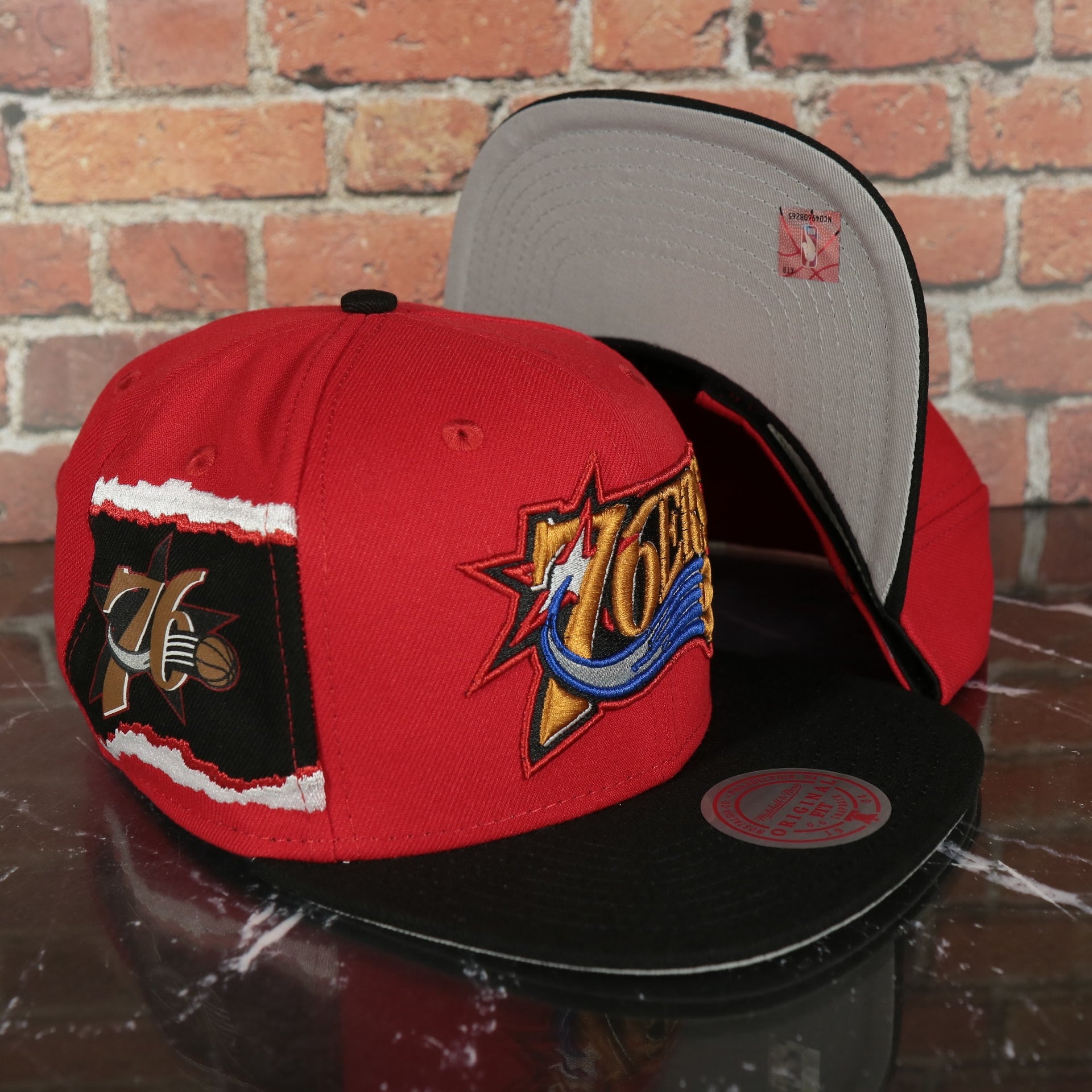 Philadelphia 76ers Hardwood Classics Jumbotron "76ers" Ripped Wordmark side patch Grey Bottom Red/Black Snapback hat | Mitchell and Ness Two Tone Snap Cap