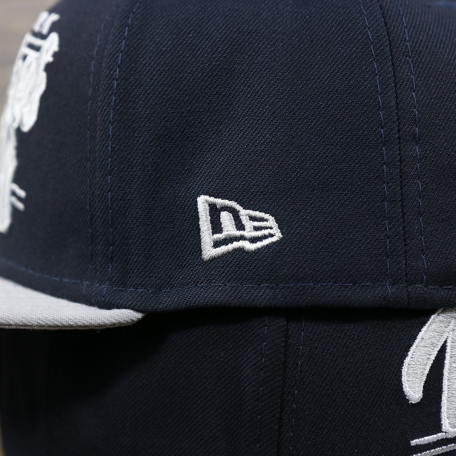 The New Era Logo on the New York Yankees "Team Script" College Bar Style 9Fifty Snapback Hat | Current Logo, Navy/Grey