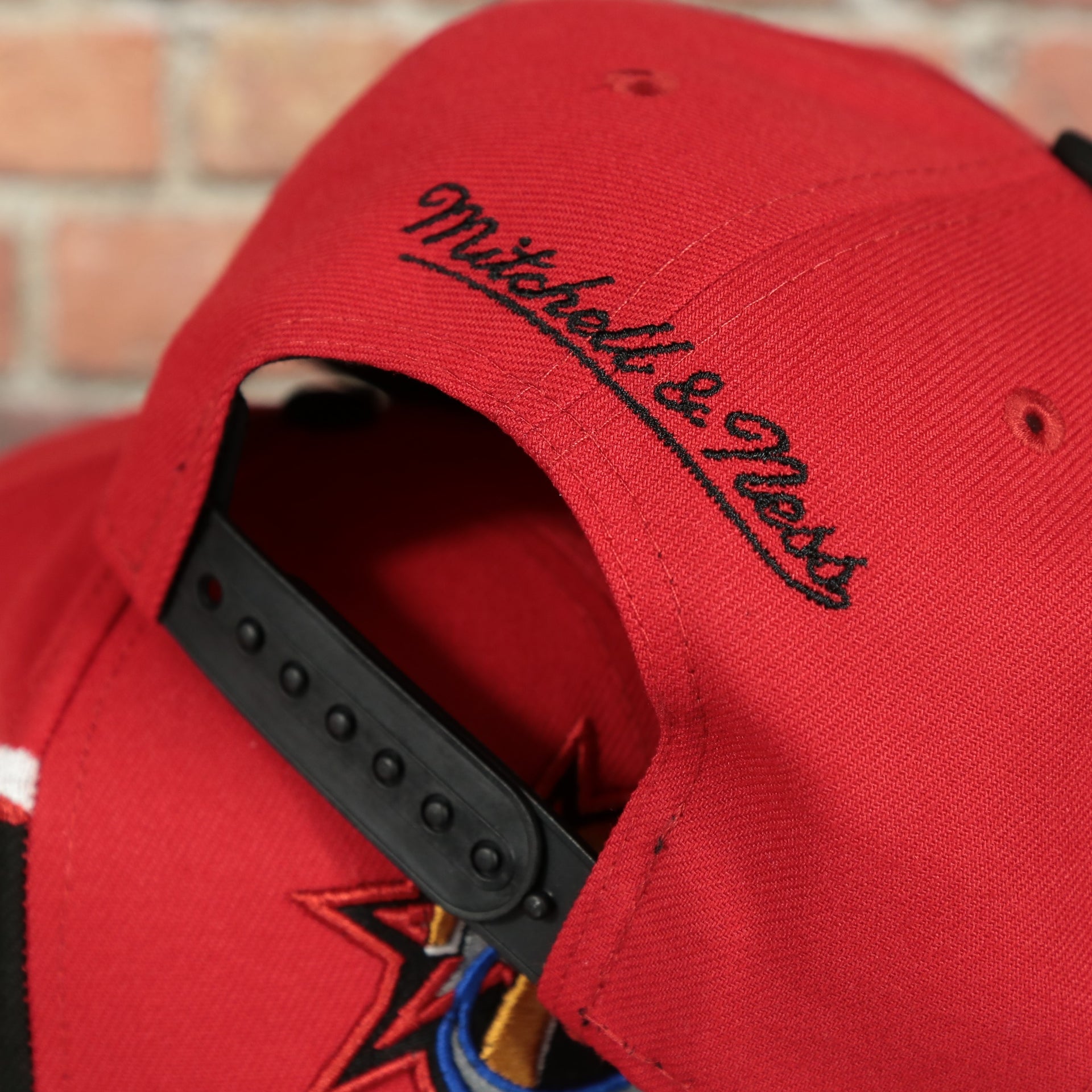 mitchell and ness logo on the Philadelphia 76ers Hardwood Classics Jumbotron "76ers" Ripped Wordmark side patch Grey Bottom Red/Black Snapback hat | Mitchell and Ness Two Tone Snap Cap