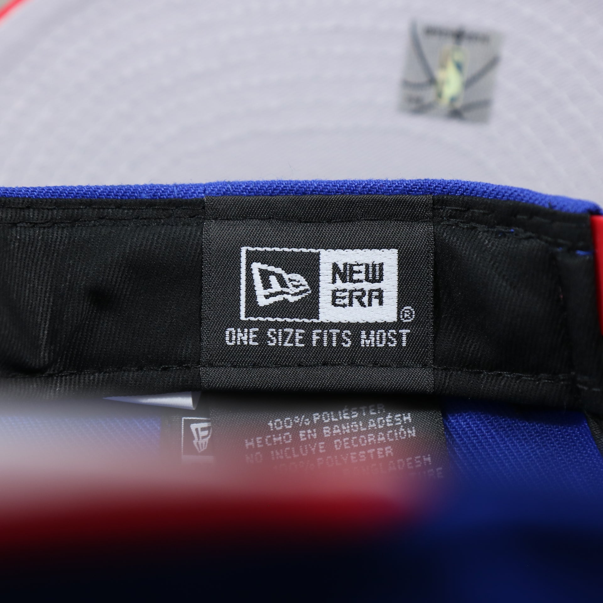 The New Era Tag on the Philadelphia 76ers Team Script Gray Bottom 9Fifty Snapback | Royal Blue And Red Snap Cap