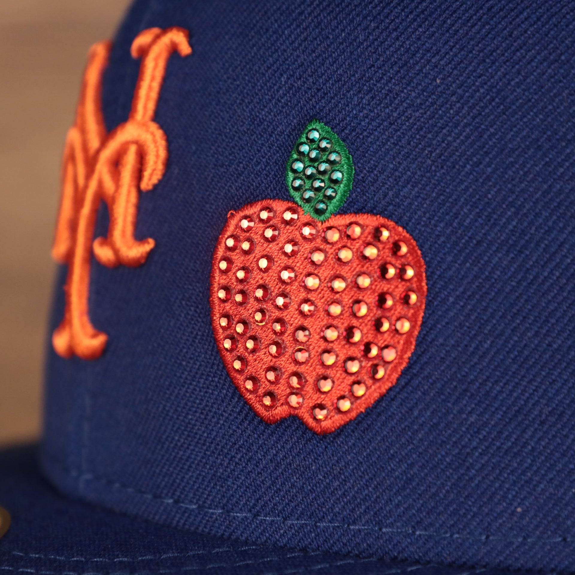 Close up of iced out apple patch logo on the New York Mets Iced Out Side Patch Apple Statue of Liberty Gray Bottom 59Fifty Fitted Cap