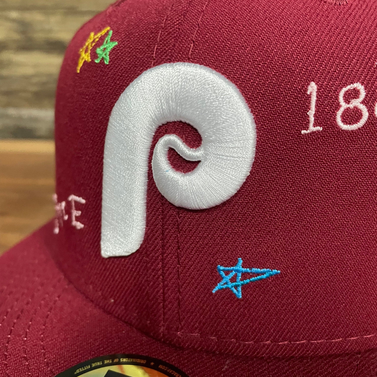 A closeup of the retro Phillies Cooperstown logo on the Philadelphia Phillies Cooperstown “Scribble” Side Patch Gray Bottom 59Fifty Fitted Cap