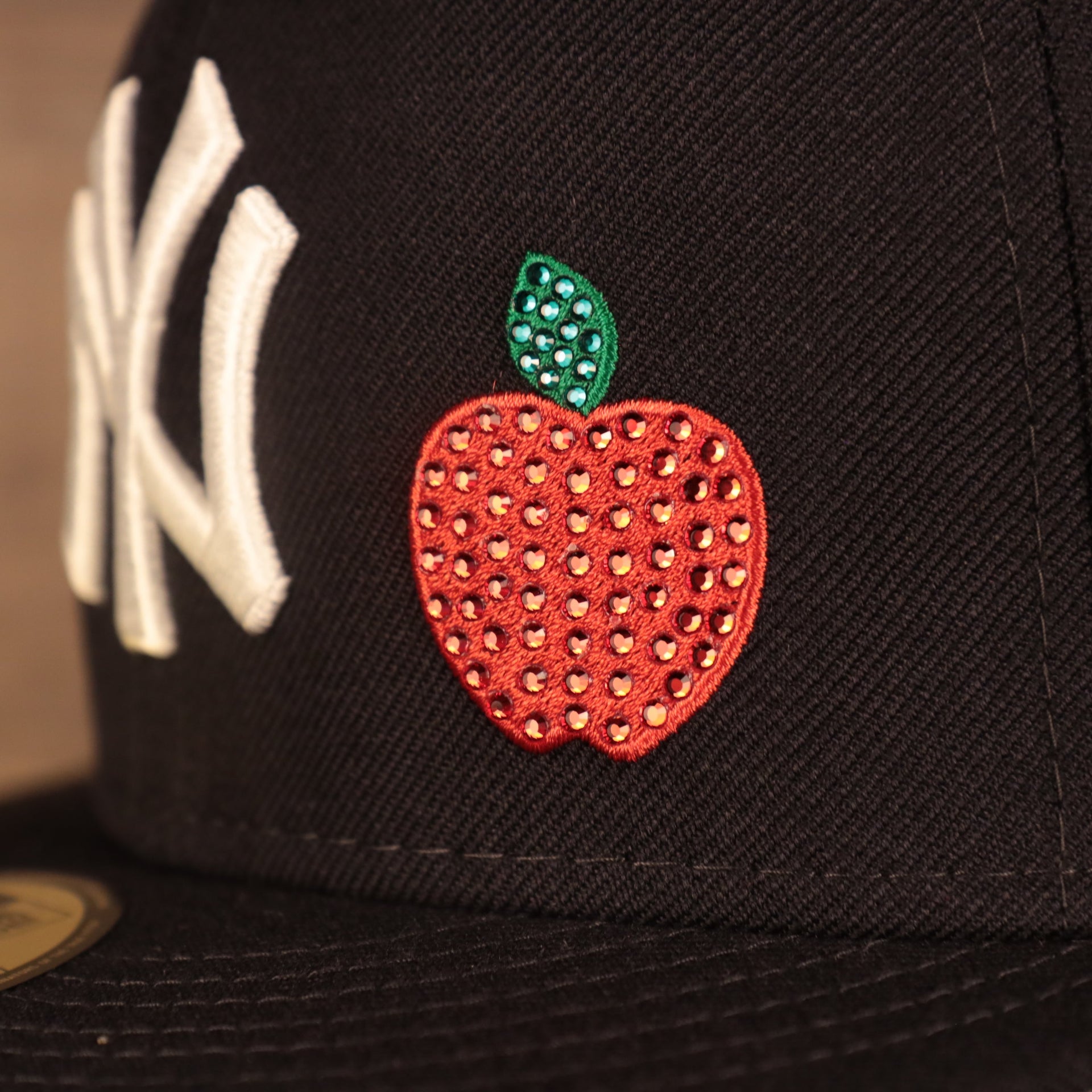 Apple patch on the New York Yankees Iced Out Side Patch Apple Statue of Liberty Gray Bottom 59Fifty Fitted Cap