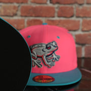 black under visor on the Lehigh Valley Ironpigs Coqui Copa De La Diversion 2023 Two-Tone Black Bottom 59Fifty Fitted Cap | Pink/Blue 5950