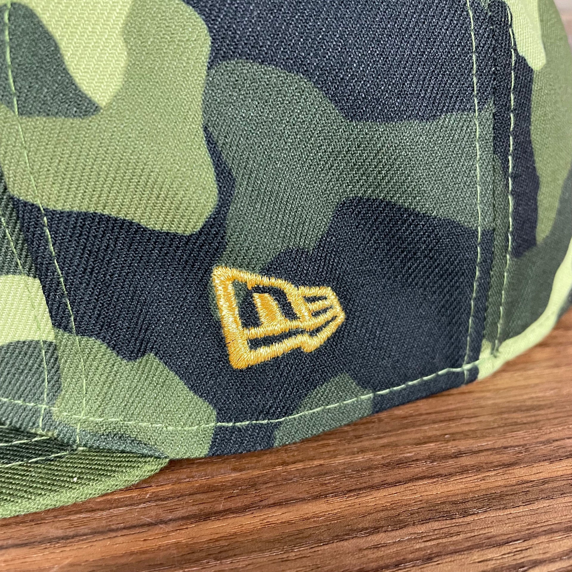 A close up of the New Era Logo on the New York Yankees 2022 Armed Forces Day / Memorial Day Side Patch 59Fifty Fitted Cap | Camo