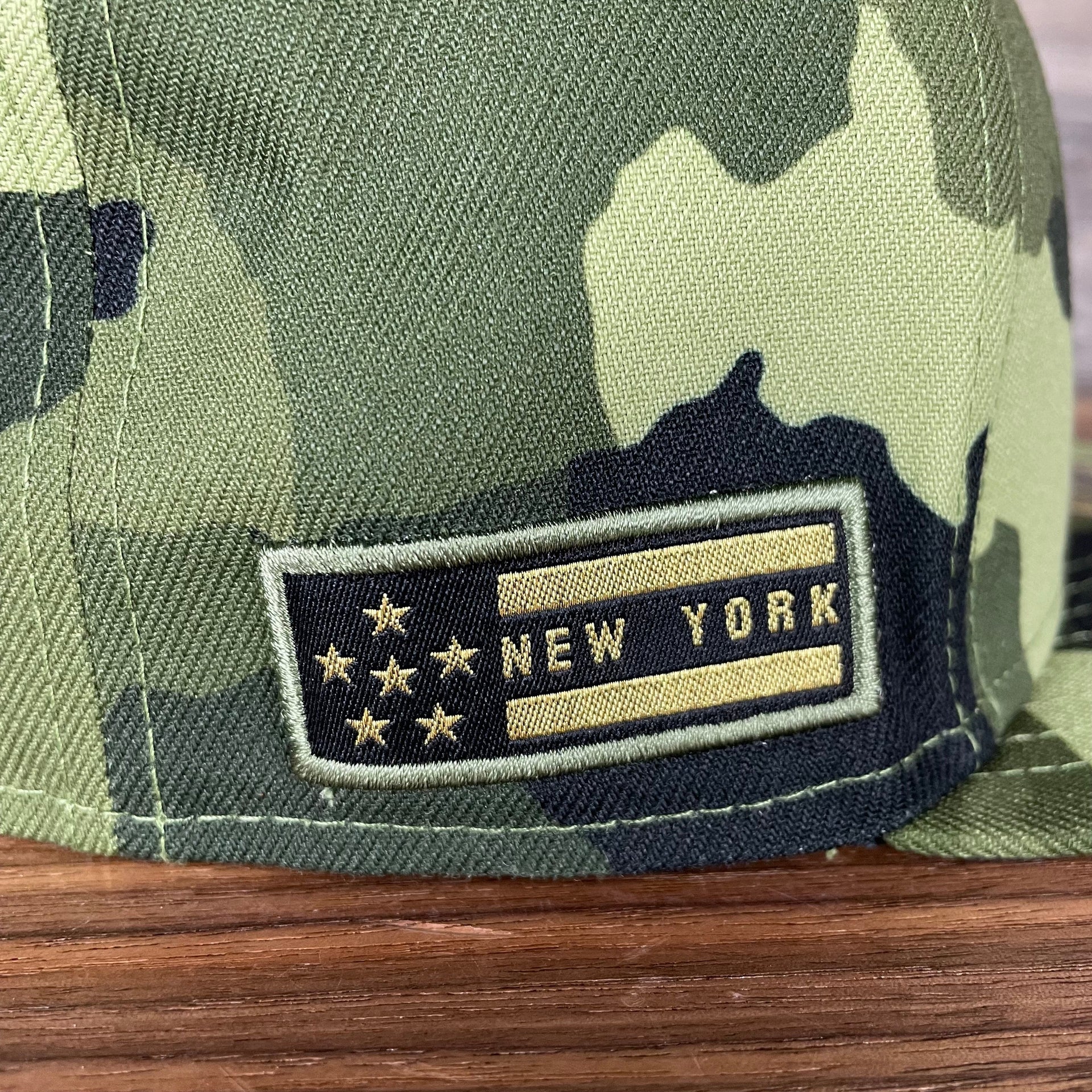 A close up of the stars and stripes side patch on the New York Yankees 2022 Armed Forces Day / Memorial Day Side Patch 59Fifty Fitted Cap | Camo