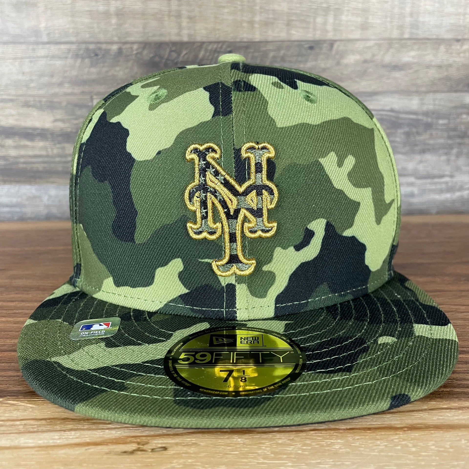 The front of the New York Mets 2022 Armed Forces Day / Memorial Day Side Patch 59Fifty Fitted Cap