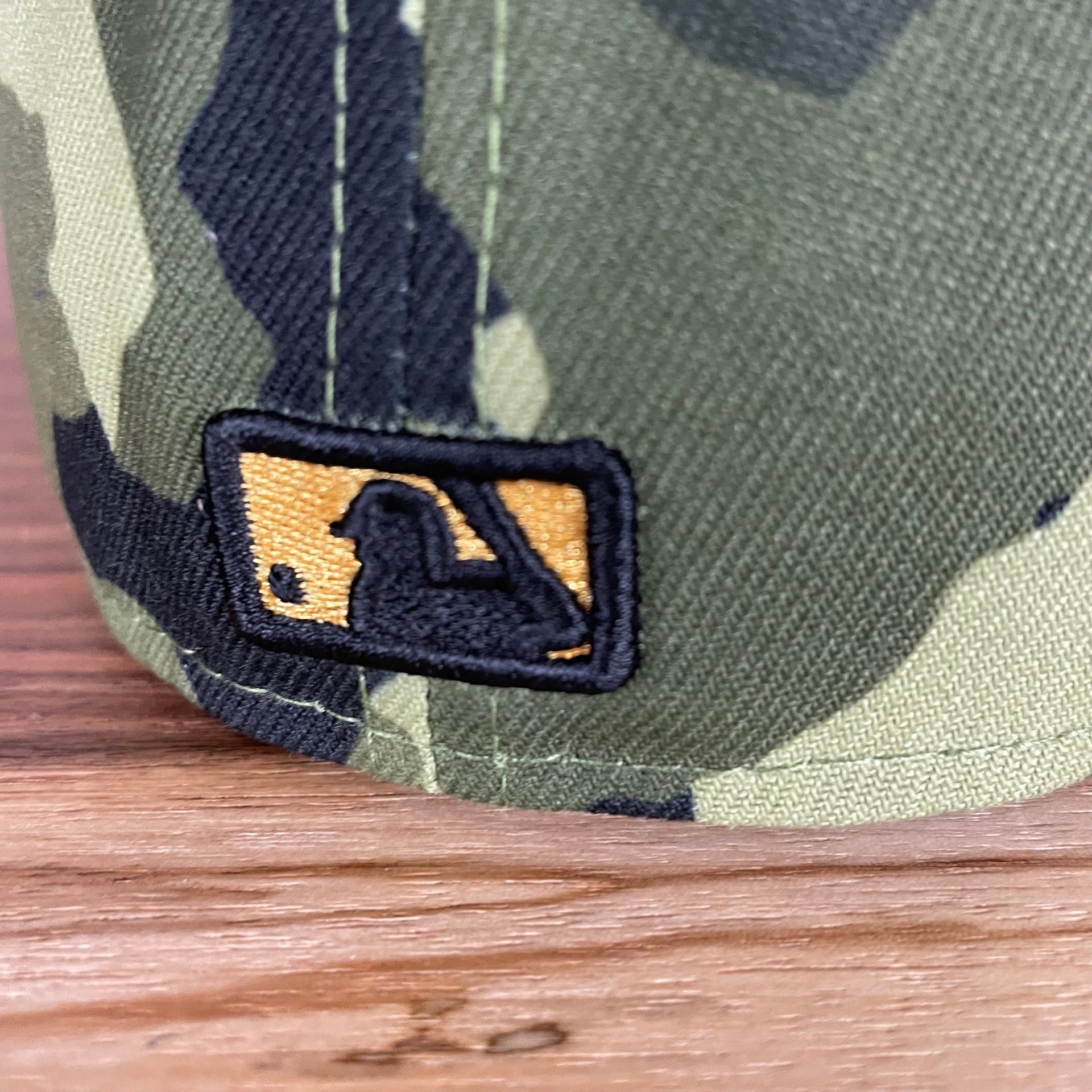 A close up of the MLB Batterman logo on the New York Mets 2022 Armed Forces Day / Memorial Day Side Patch 59Fifty Fitted Cap