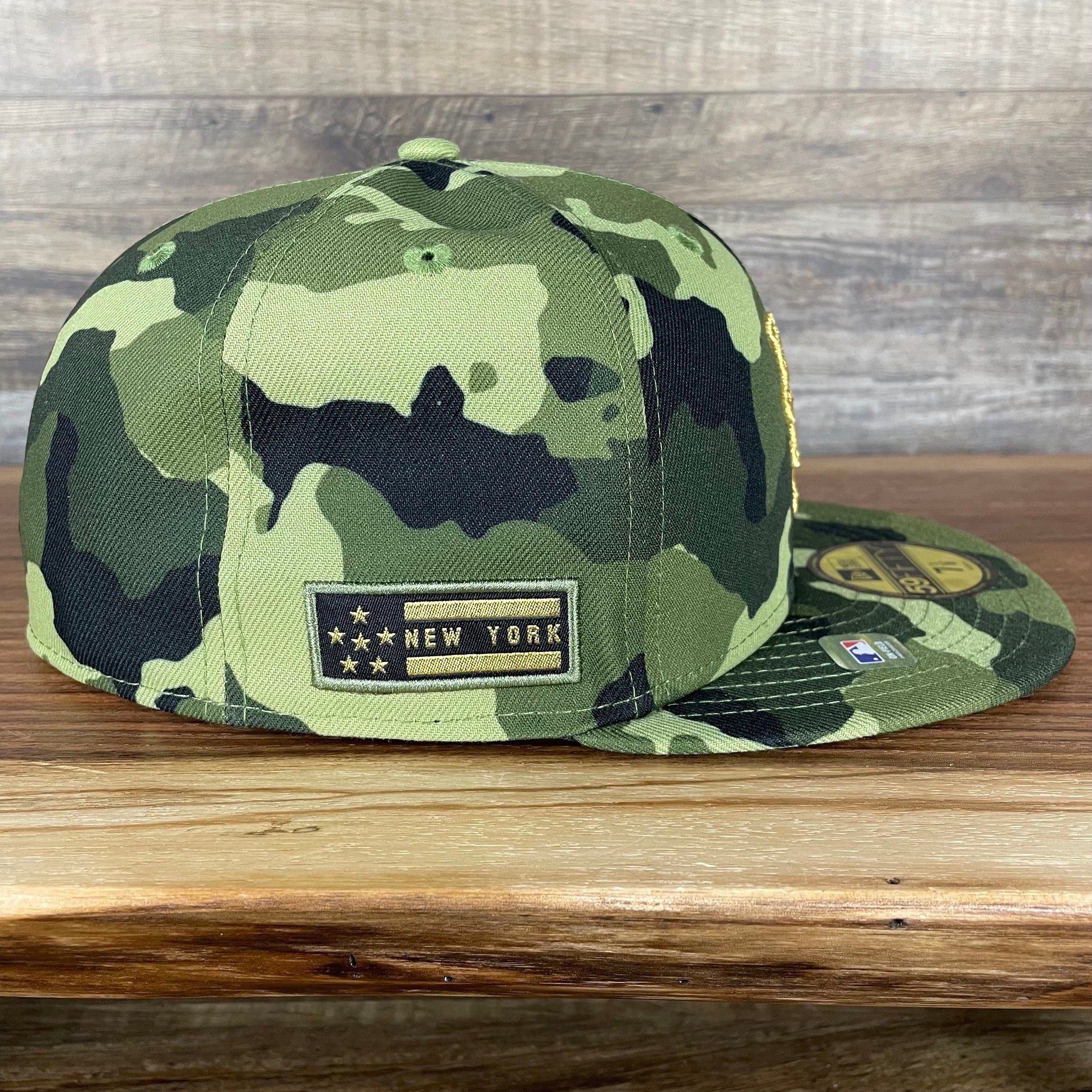The wearer's right on the New York Mets 2022 Armed Forces Day / Memorial Day Side Patch 59Fifty Fitted Cap