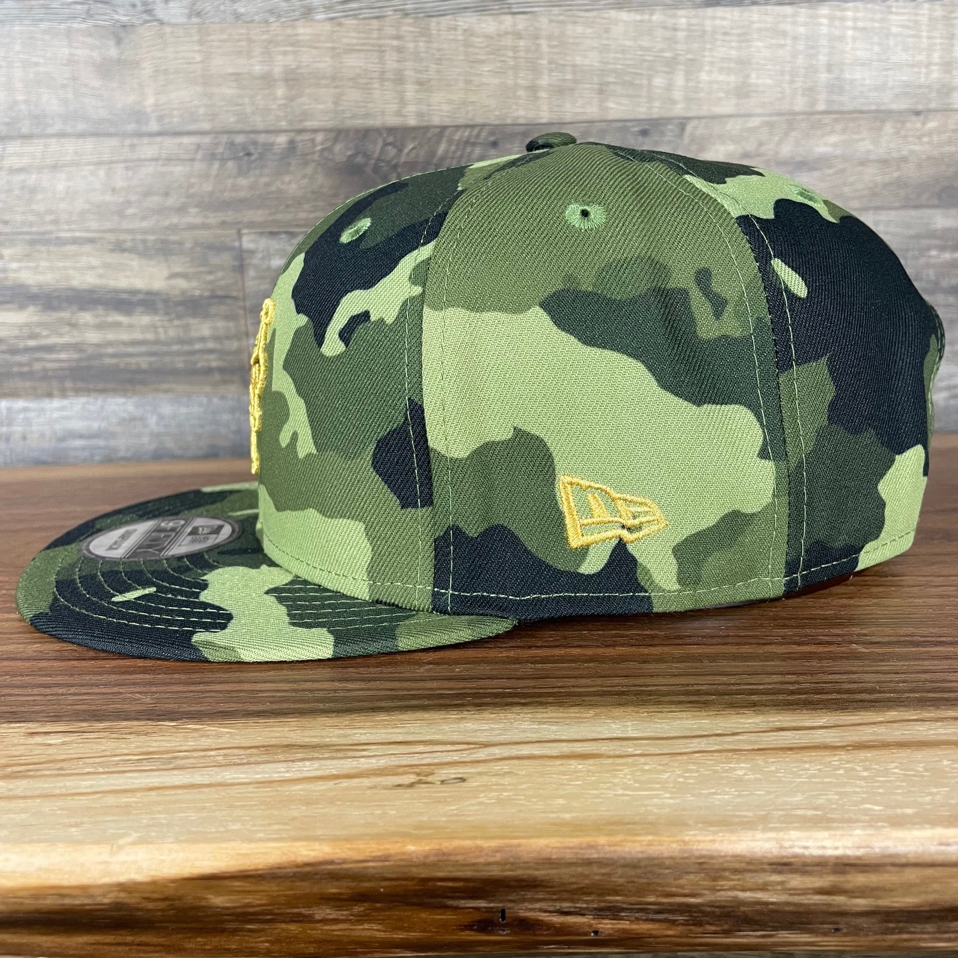 The wearer's left on the New York Mets 2022 Armed Forces Day / Memorial Day Side Patch 9Fifty Snapback Cap