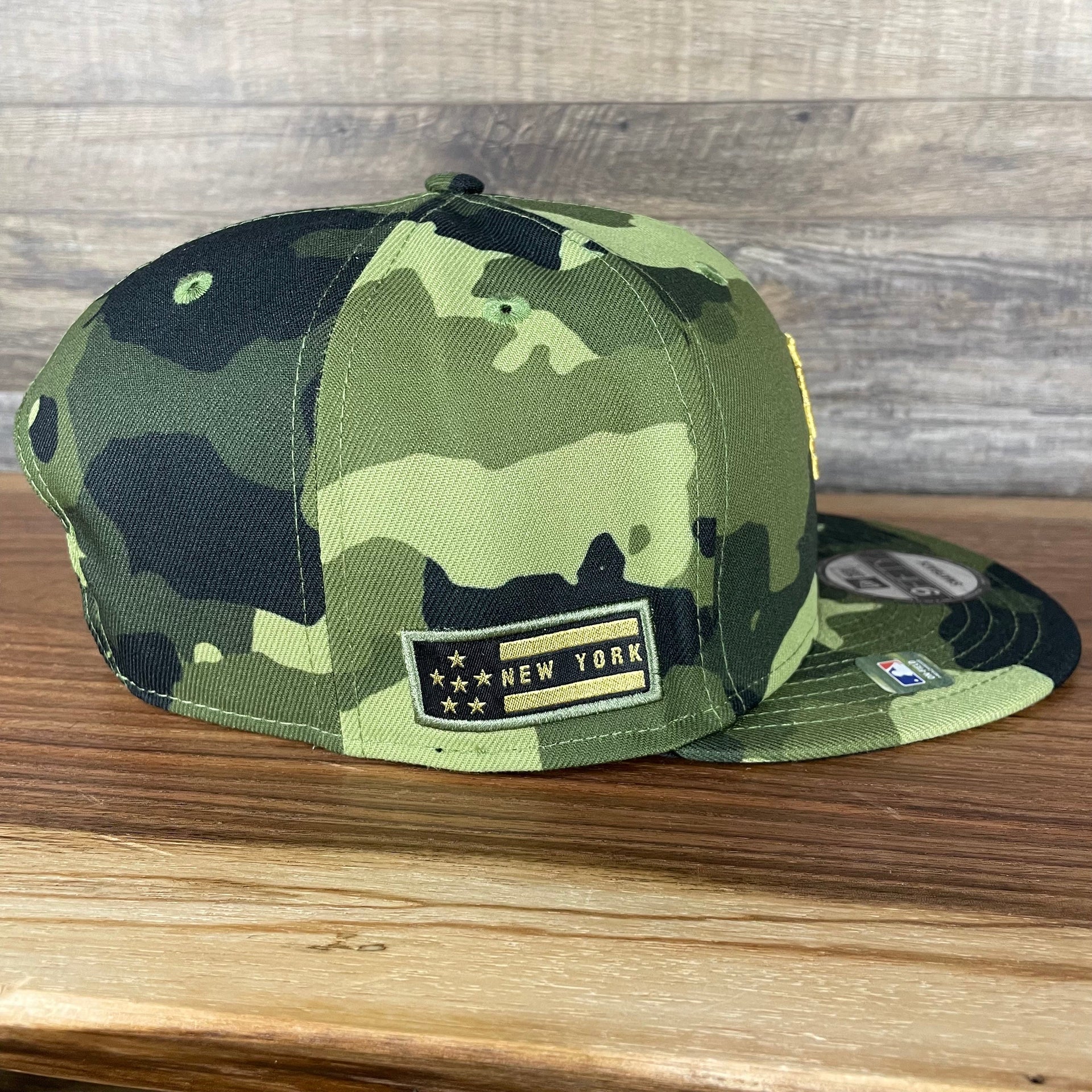 The wearer's right on the New York Mets 2022 Armed Forces Day / Memorial Day Side Patch 9Fifty Snapback Cap