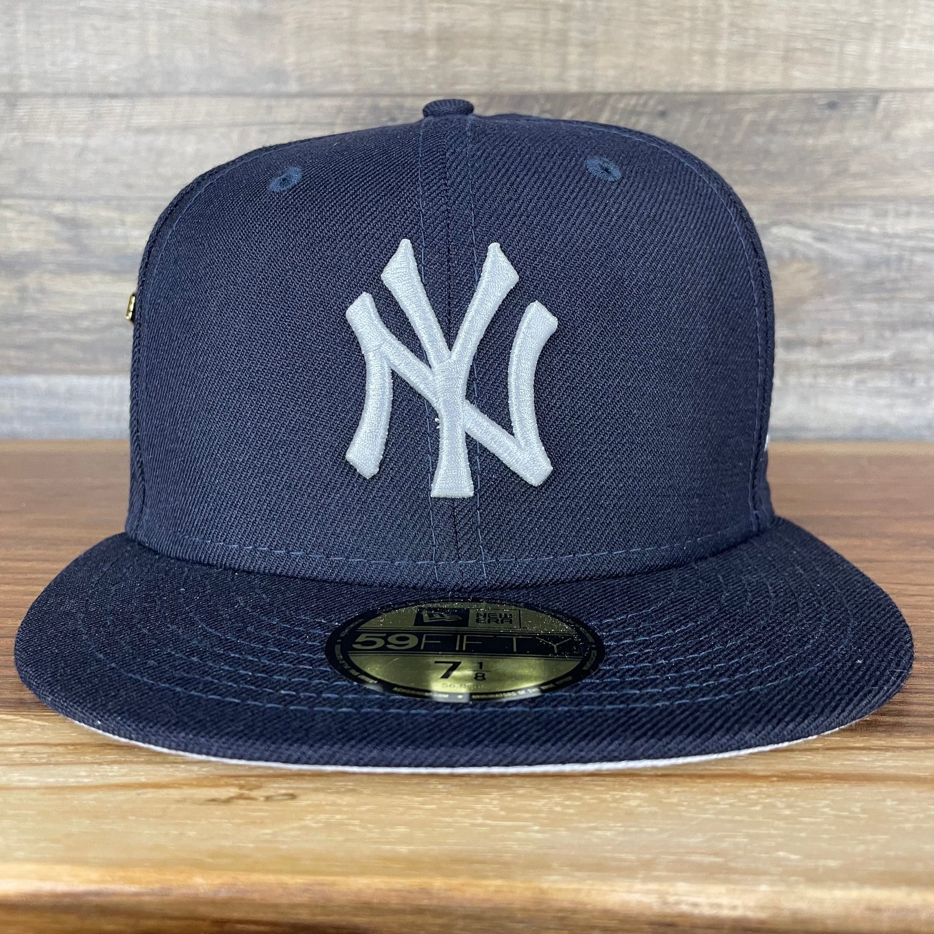 The front of the New York Yankees Cooperstown 5950 Day Side Patch Gray Bottom 59Fifty Fitted Cap