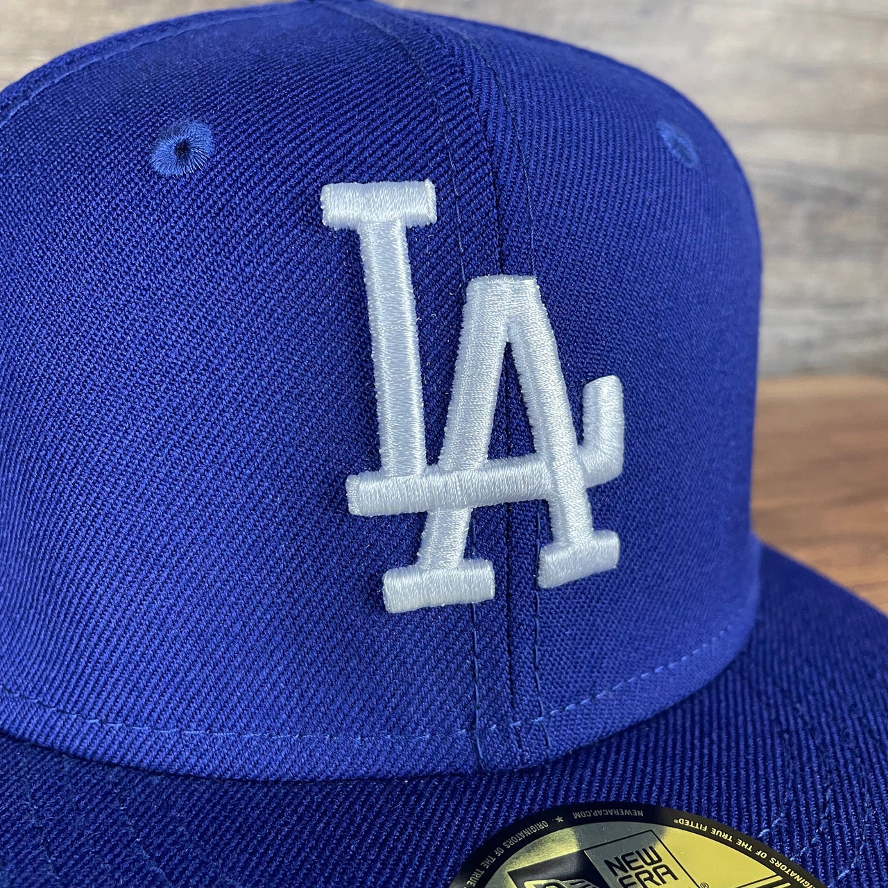 A close up of the Dodgers logo on the Los Angeles Dodgers Cooperstown 5950 Day Side Patch Green Bottom 59Fifty Fitted Cap