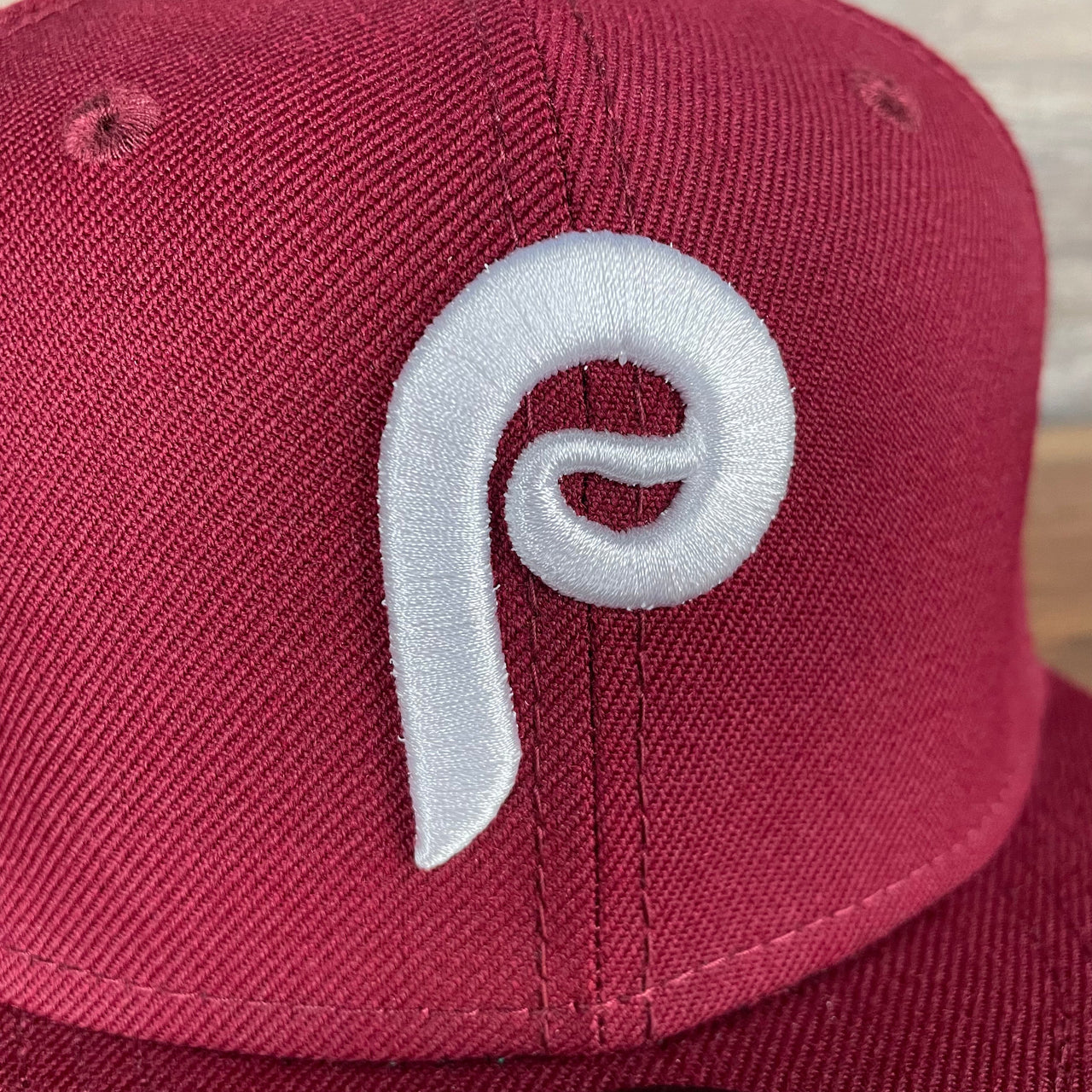 A close up of the Phillies logo on the Philadelphia Phillies Cooperstown 5950 Day Side Patch Green Bottom 59Fifty Fitted Cap
