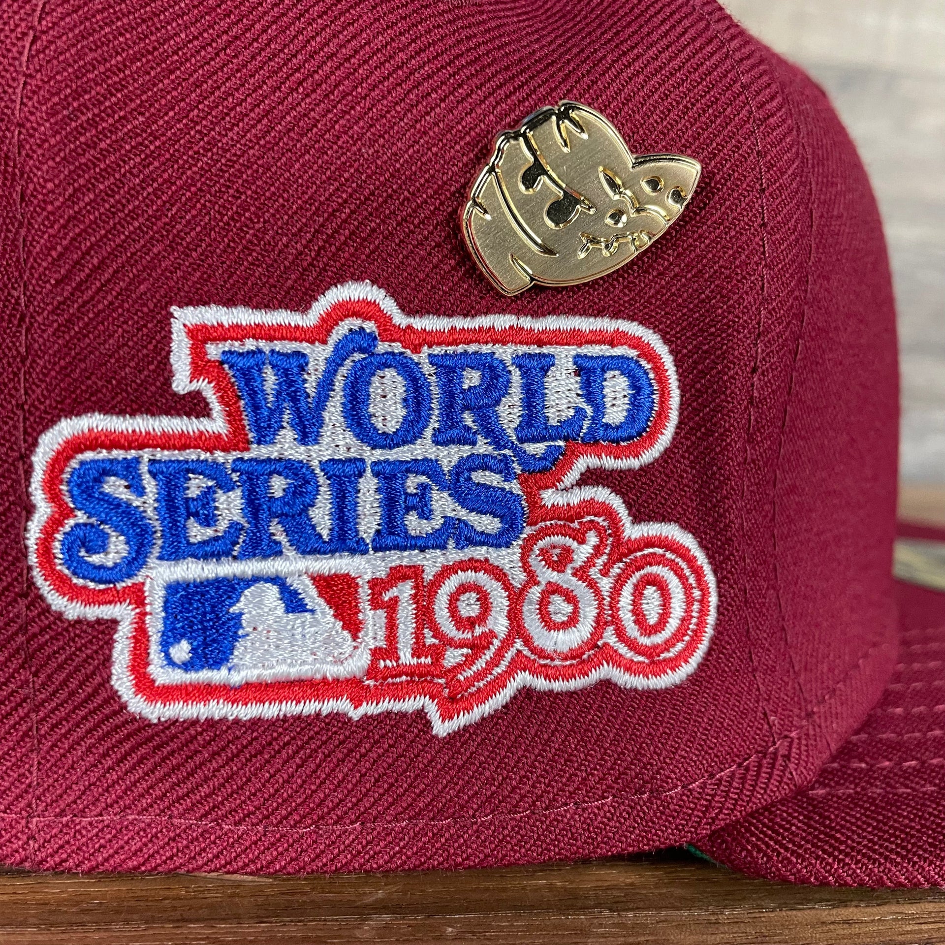 A close up of the side patch and enamel pin on the Philadelphia Phillies Cooperstown 5950 Day Side Patch Green Bottom 59Fifty Fitted Cap
