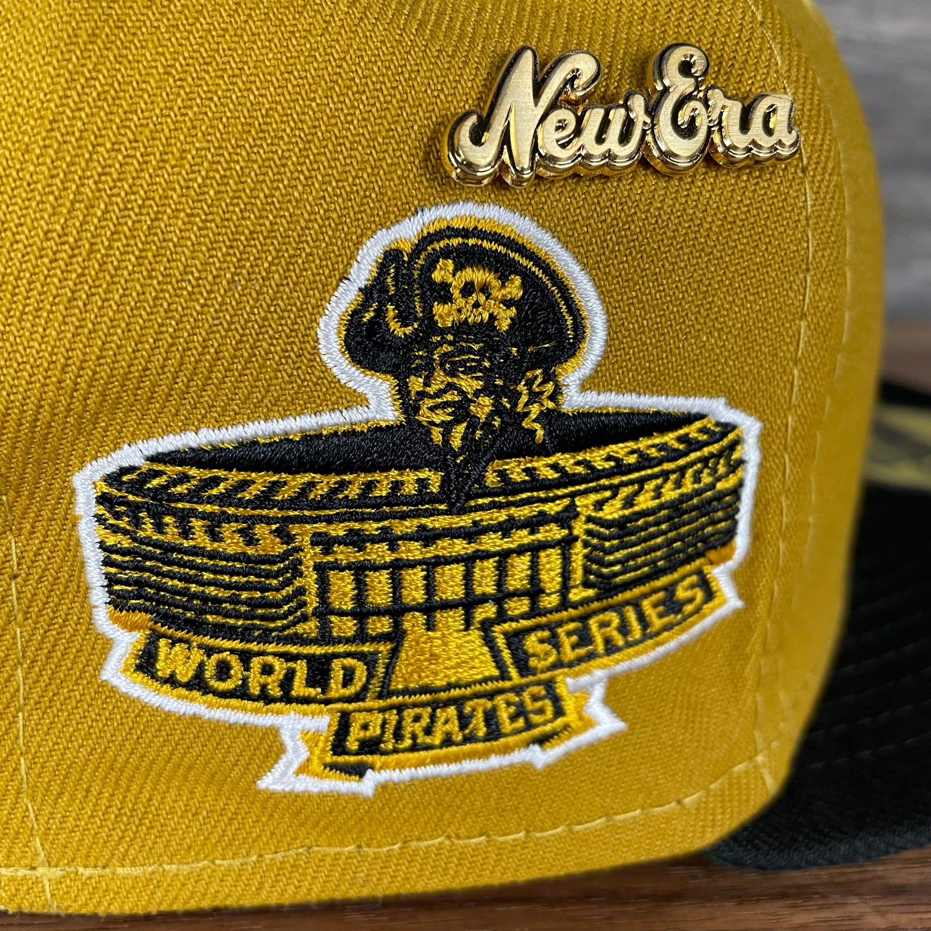 A close up of the side patch and enamel pin on the Pittsburgh Pirates Cooperstown 5950 Day Side Patch Green Bottom 59Fifty Fitted Cap