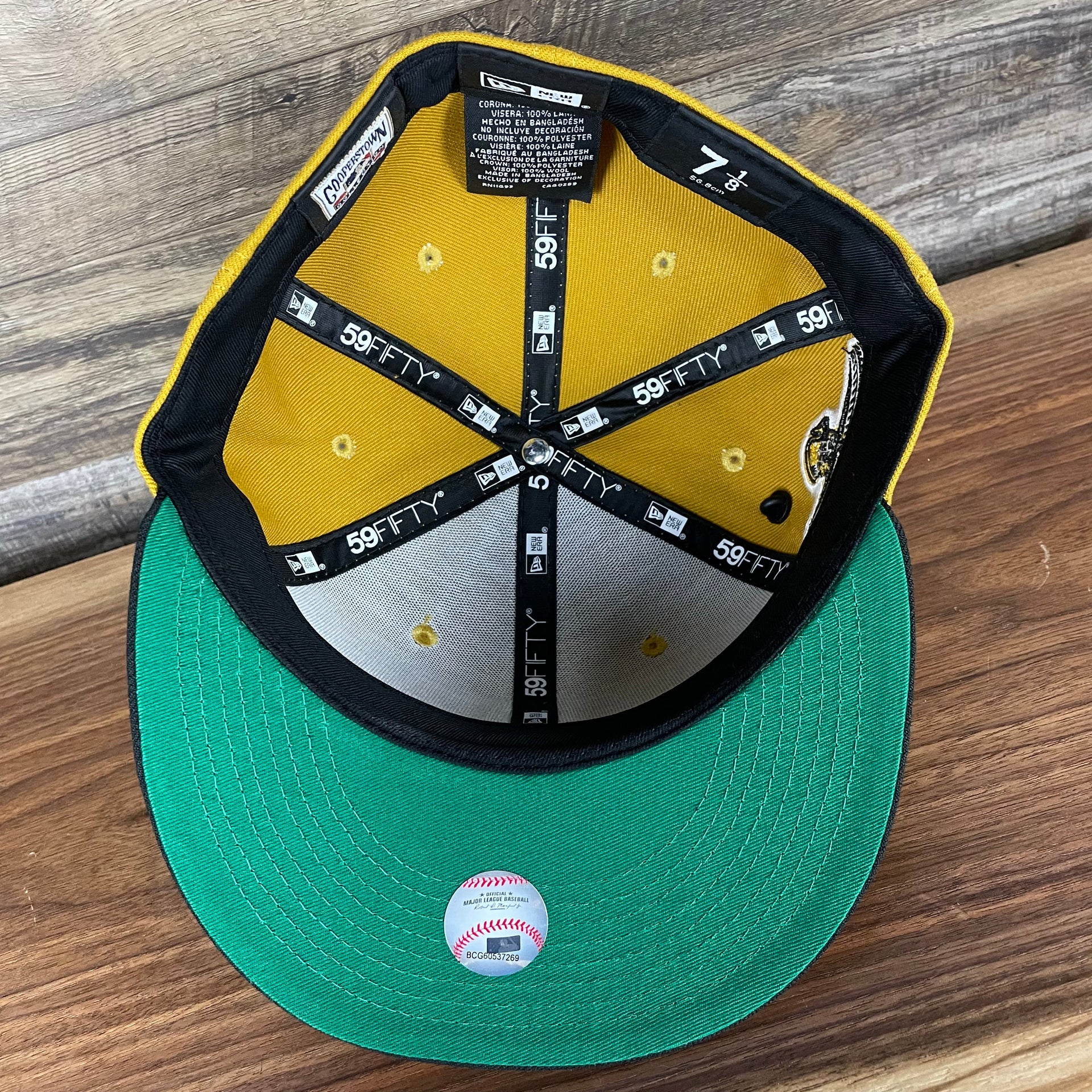 The underside of the Pittsburgh Pirates Cooperstown 5950 Day Side Patch Green Bottom 59Fifty Fitted Cap