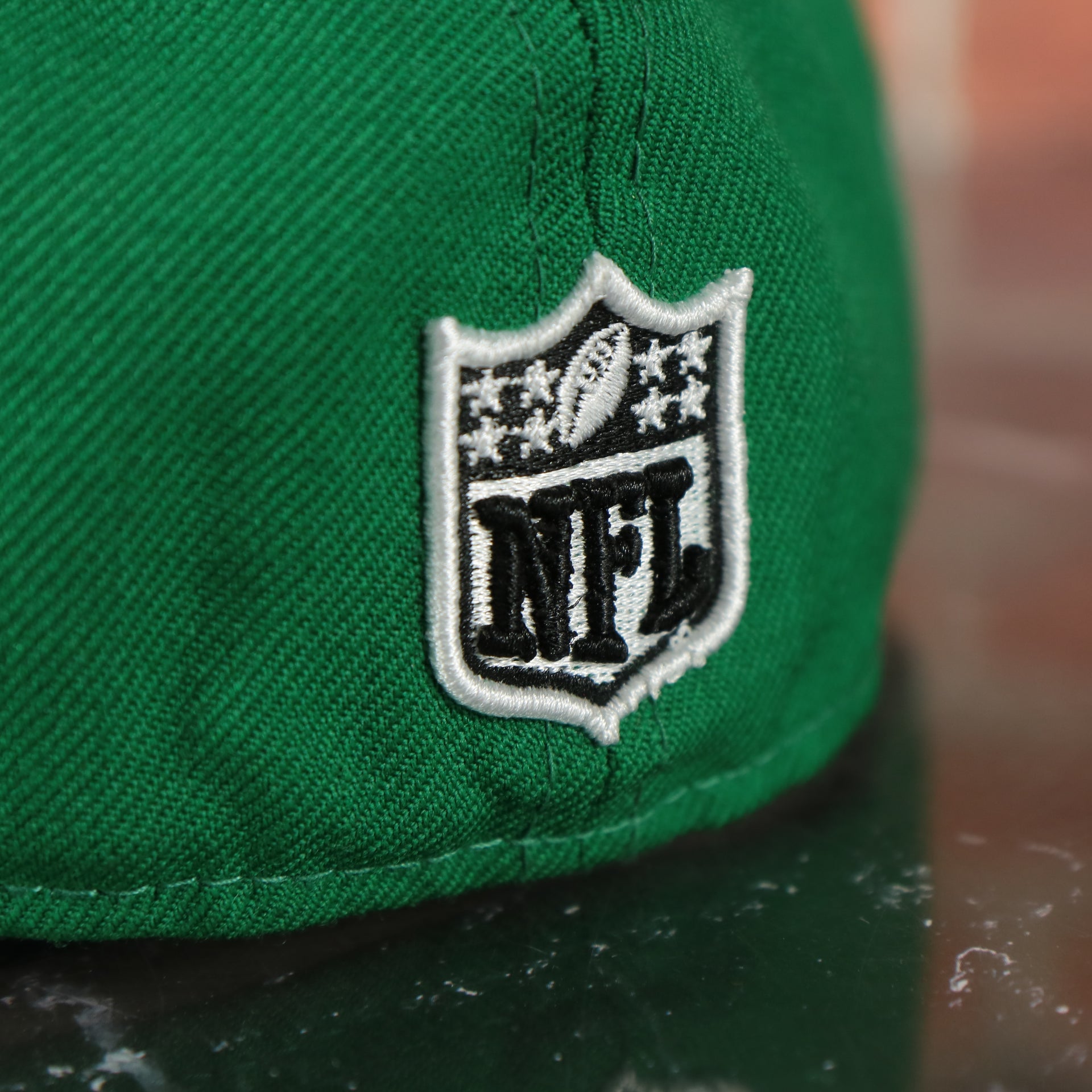 nfl  logo on the Vintage Eagles kelly green fitted hat | Retro Philadelphia eagles throwback kelly green 5950 fitted cap