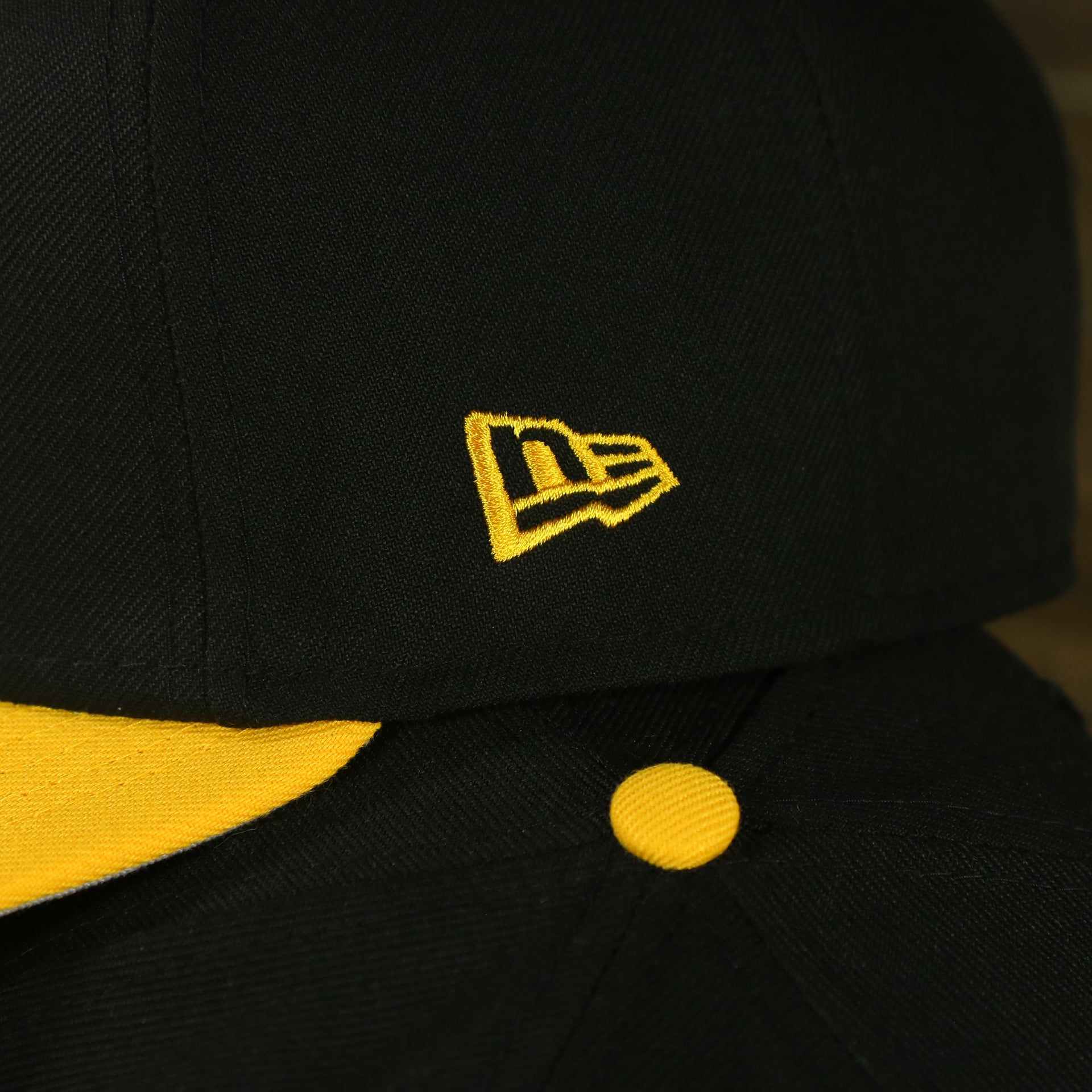 new era logo on the Pittsburgh Steelers "Team Script" College Bar 9Fifty Snapback Hat | Black/Yellow Steelers 950 Snap Cap