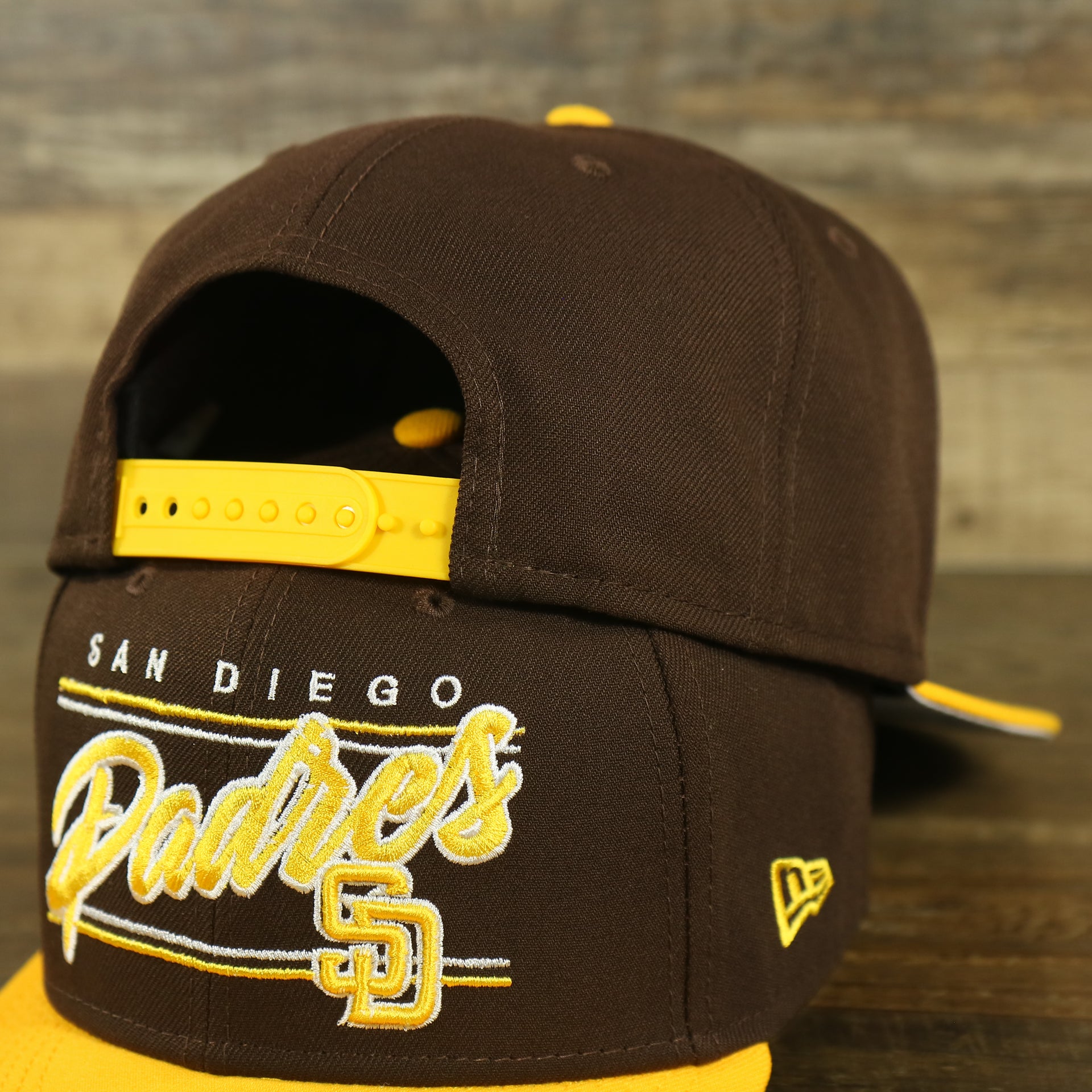 yellow adjustable snap on the San Diego Padres "Team Script" College Bar 9Fifty Snapback Hat | Brown/Yellow Steelers 950 Snap Cap