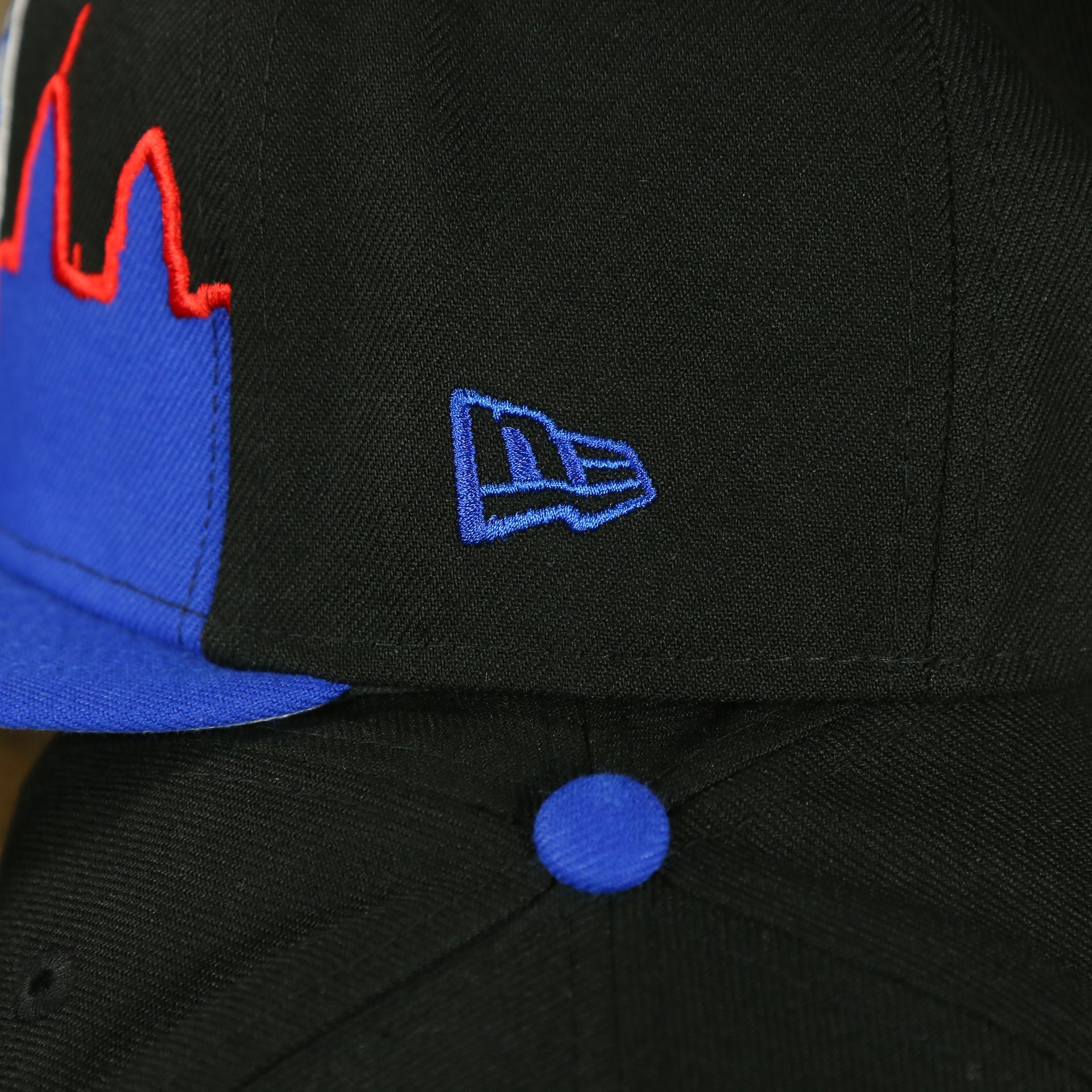 new era logo on the Philadelphia 76ers Skyline Side Patch 59Fifty Fitted Cap | Philadelphia Skyline 5950