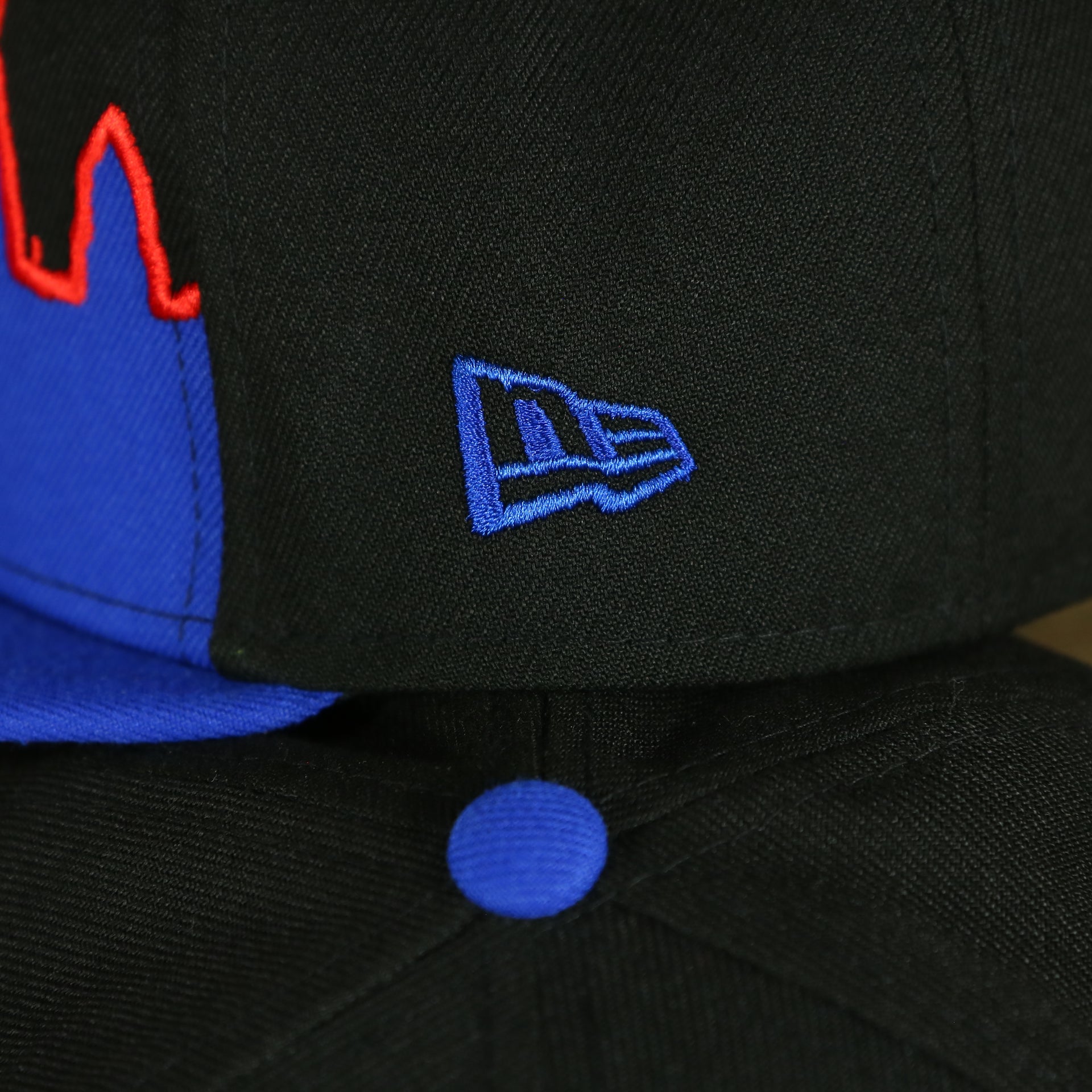 new era  logo on the Philadelphia 76ers Skyline Side Patch 9Fifty Youth Snapback Hat | Philadelphia Skyline 950