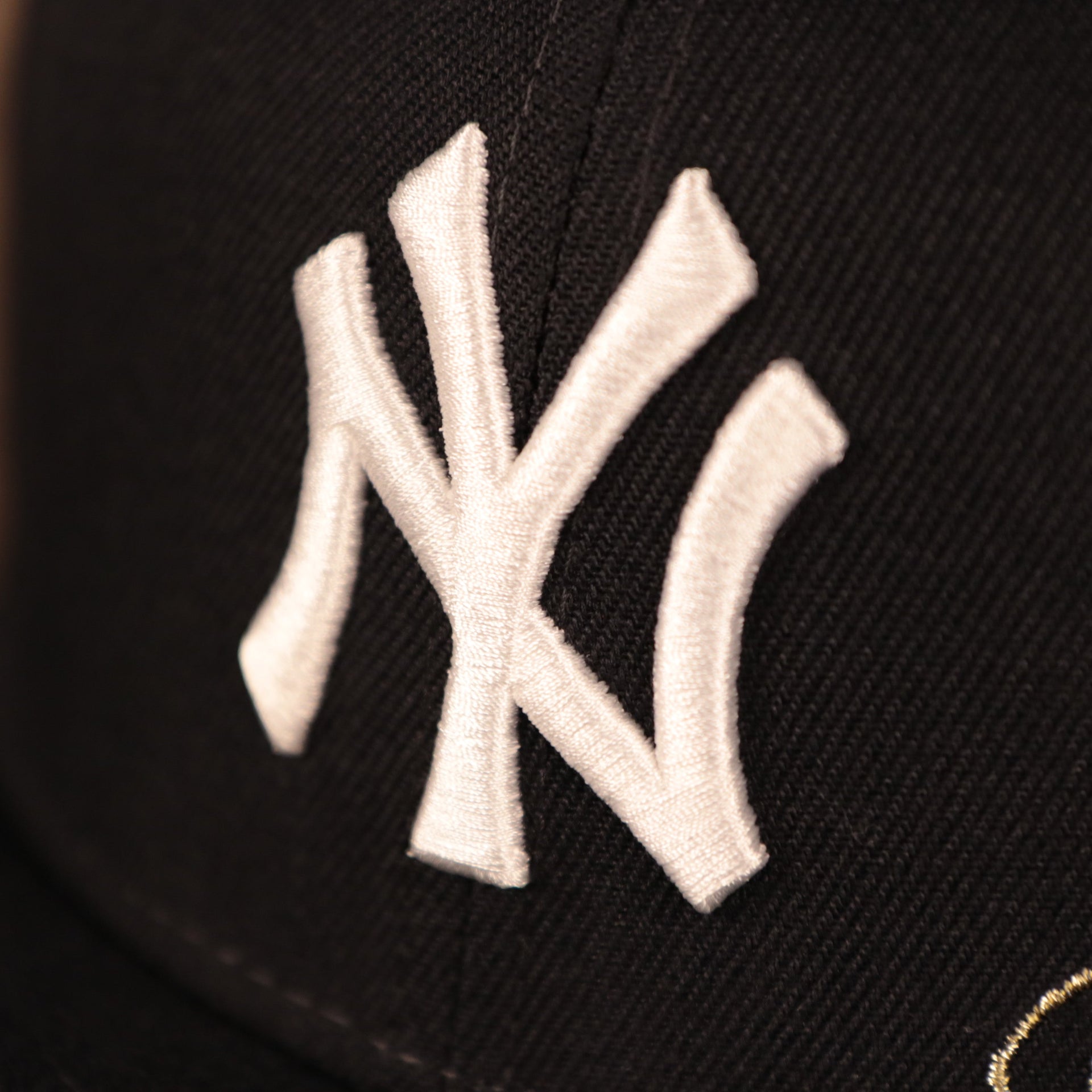 New York Yankees logo on the New York Yankees Derek Jeter Signature 2020 Side Patch 9Fifty Snapback Hat
