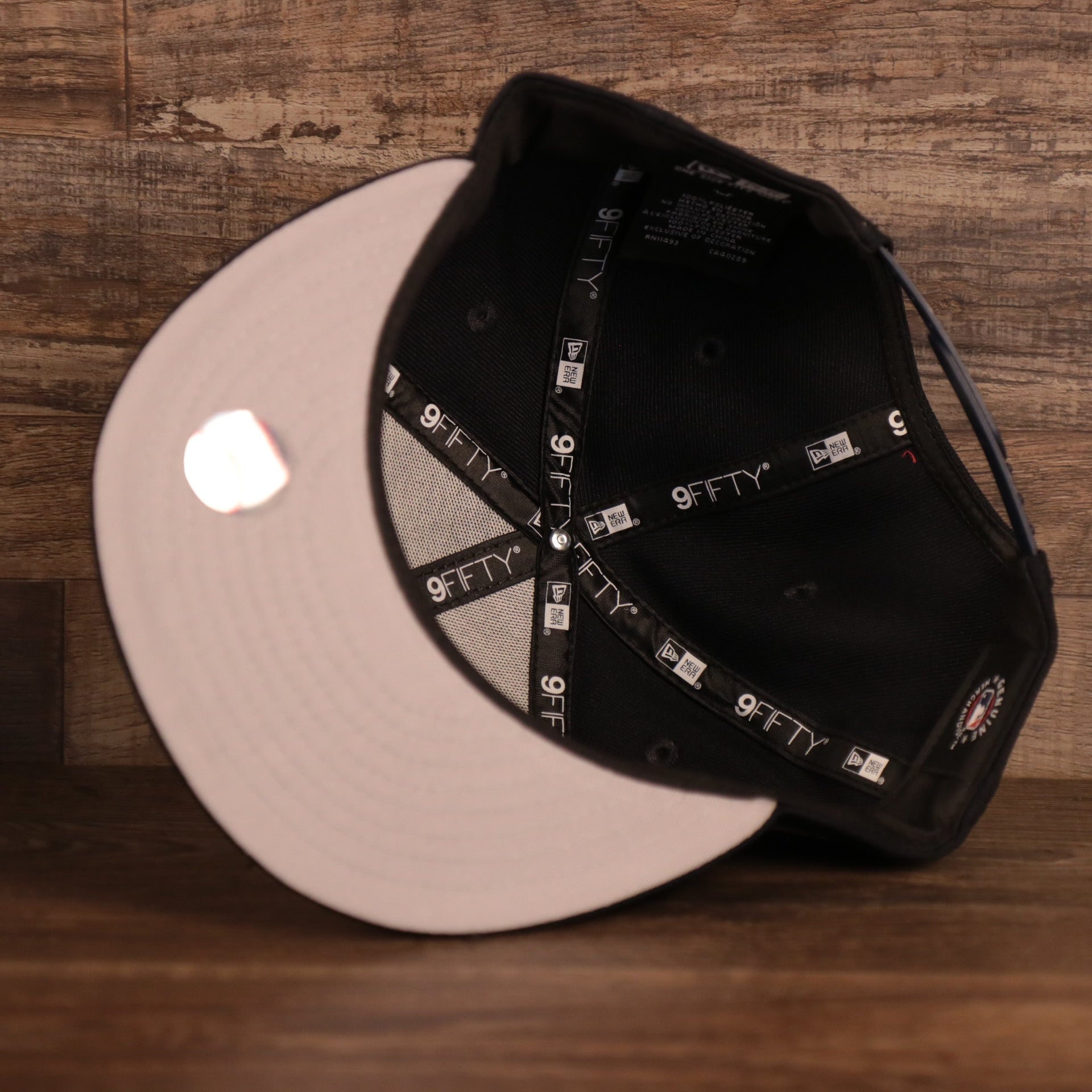 Black 9Fifty taping on the interior of the New York Yankees Derek Jeter Signature 2020 Side Patch 9Fifty Snapback Hat