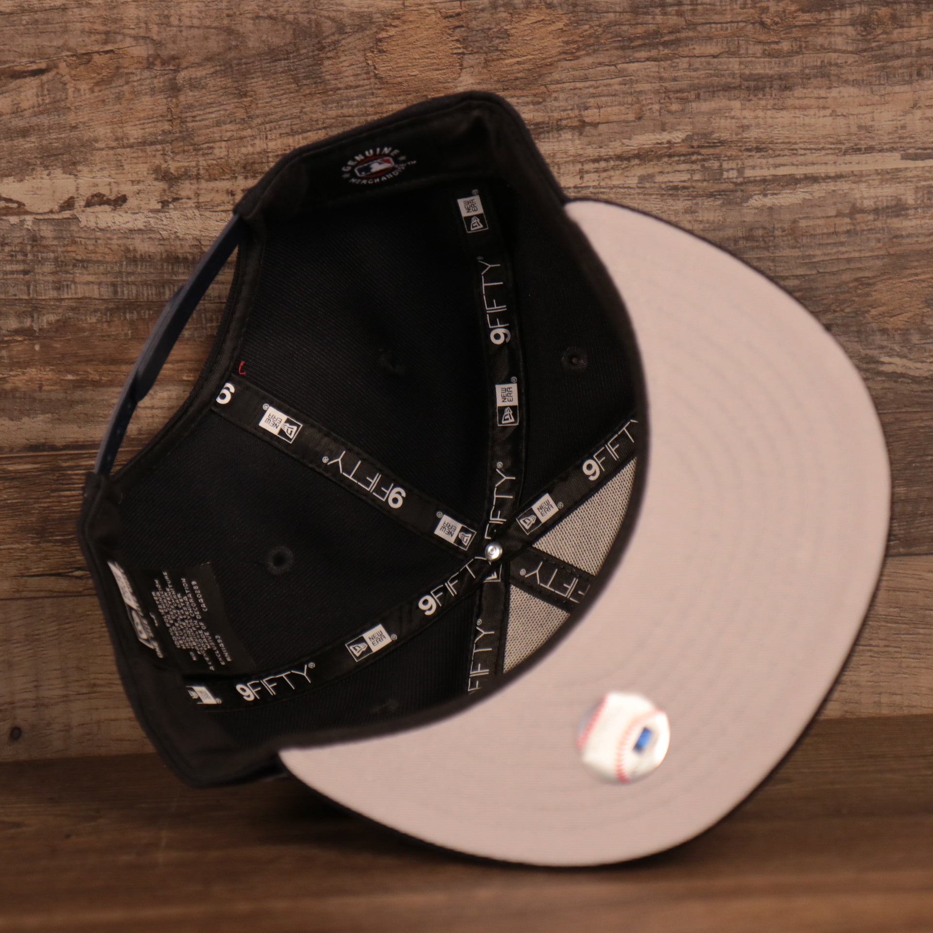 Grey under visor of the New York Yankees Derek Jeter Signature 2020 Side Patch 9Fifty Snapback Hat
