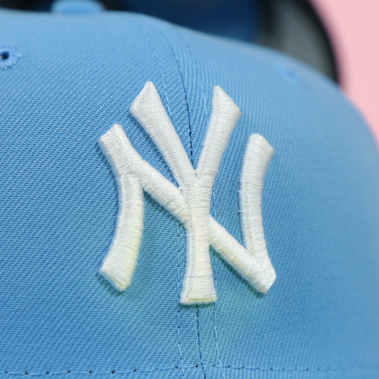 yankees logo on the New York Yankees 1996 World Series Patch Pink Bottom 59Fifty Fitted Cap | Light Blue