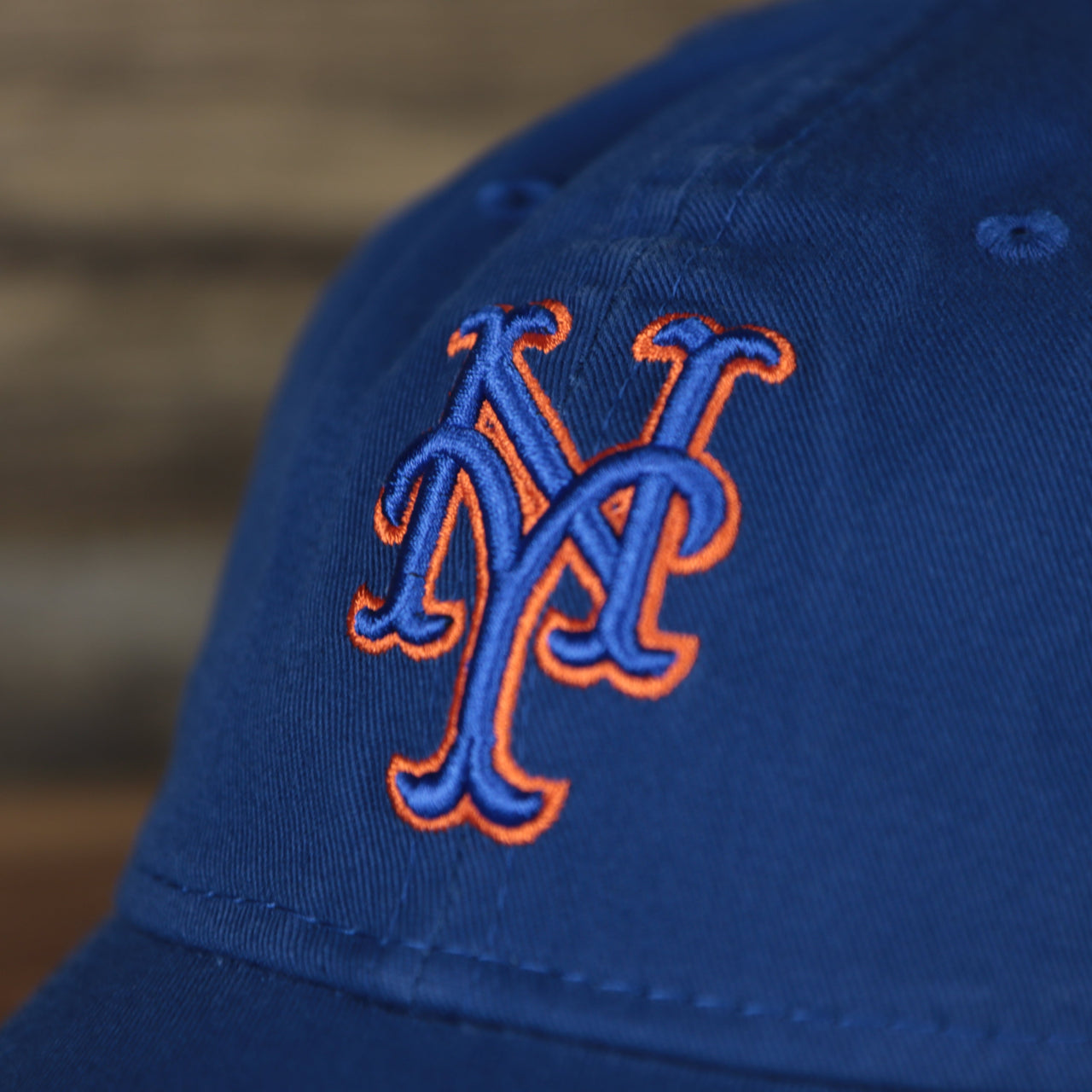 Close up of the front logo on the New York Mets 2022 MLB Batting Practice 9Twenty Trucker Dad Hat