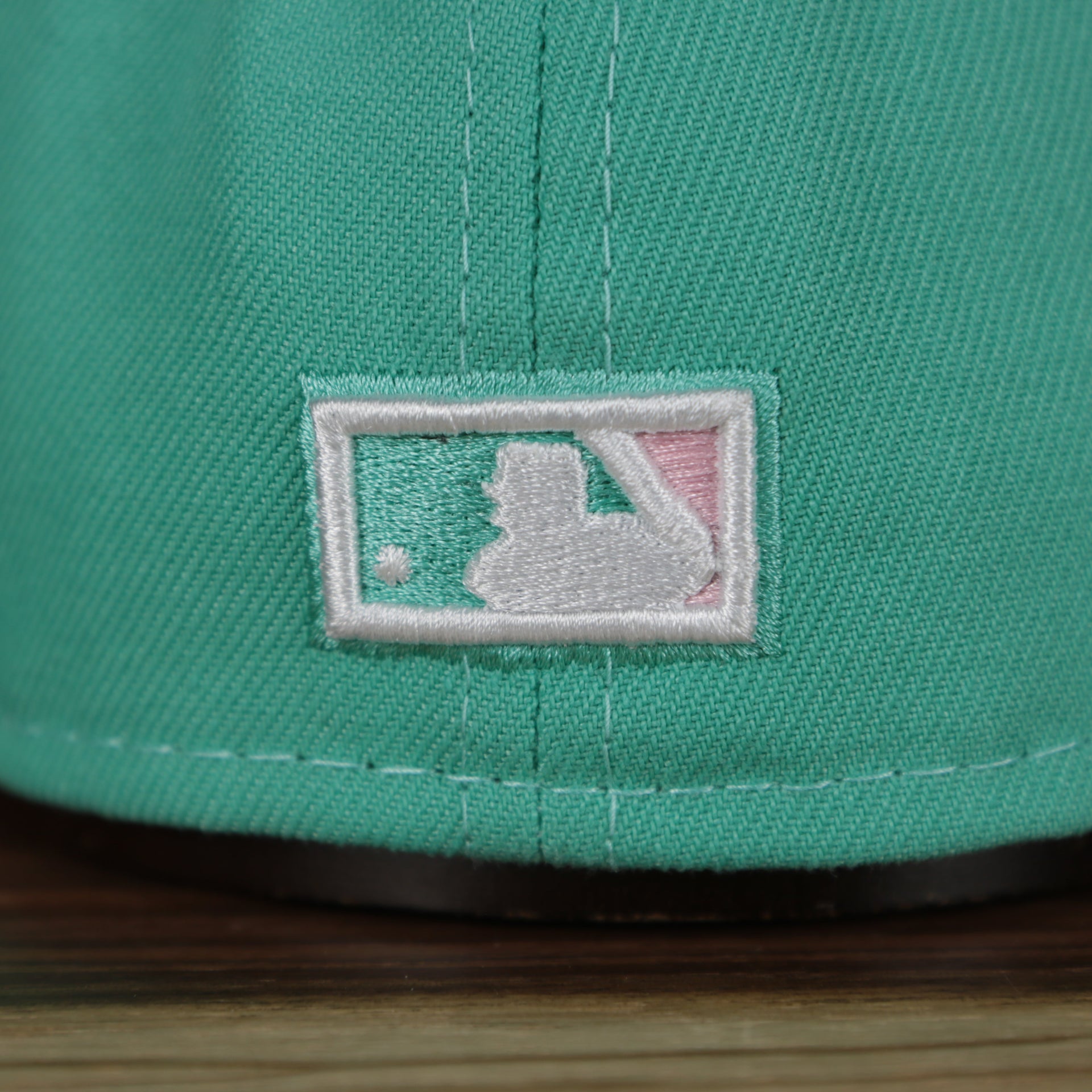 mlb logo on the Anaheim Angels 40th Anniversary Side Patch Pink Bottom 59Fifty Fitted Cap | Mint
