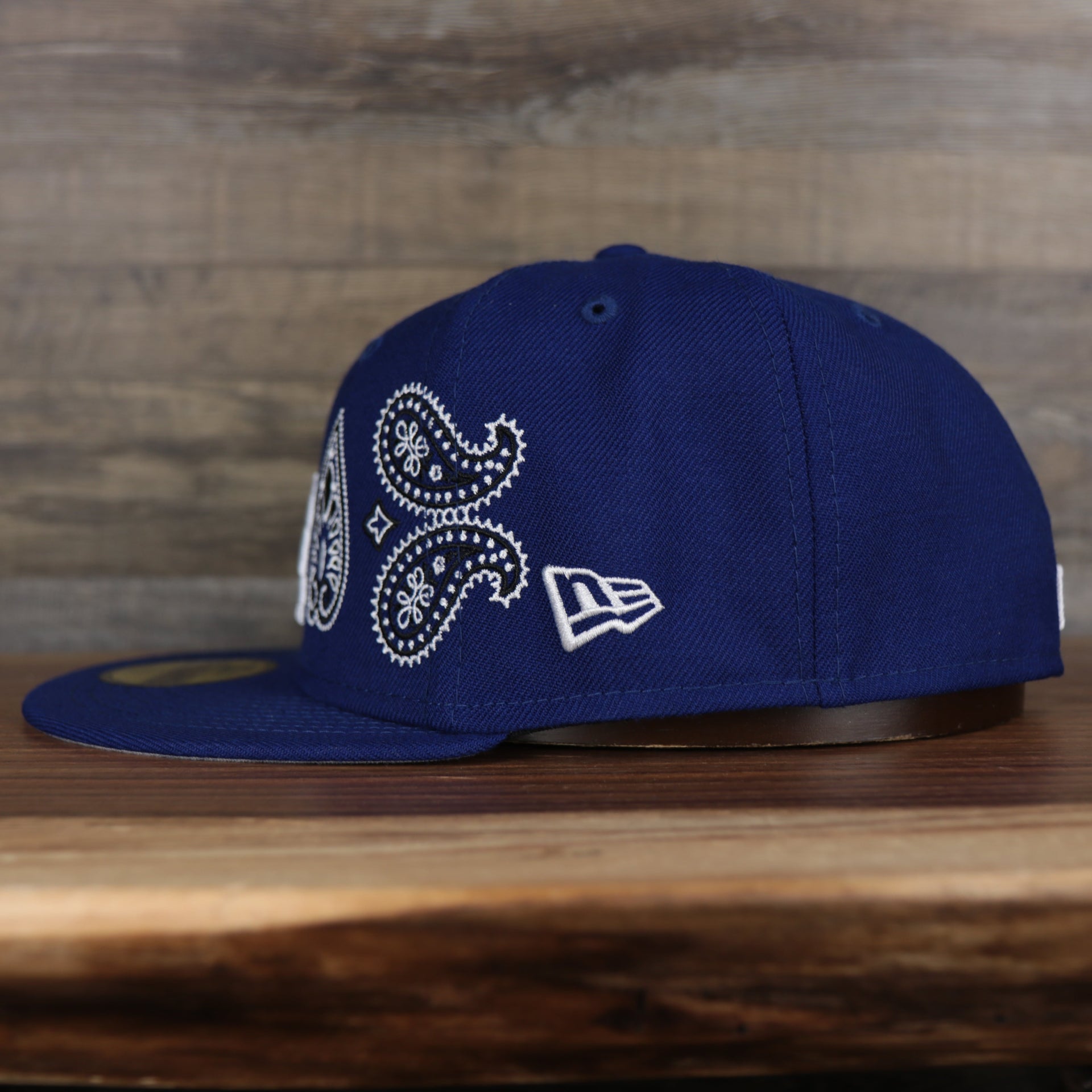 wearers left side of the Los Angeles Lakers All Over Paisley Bandana Pattern Grey Bottom 5950 Fitted Cap | Blue