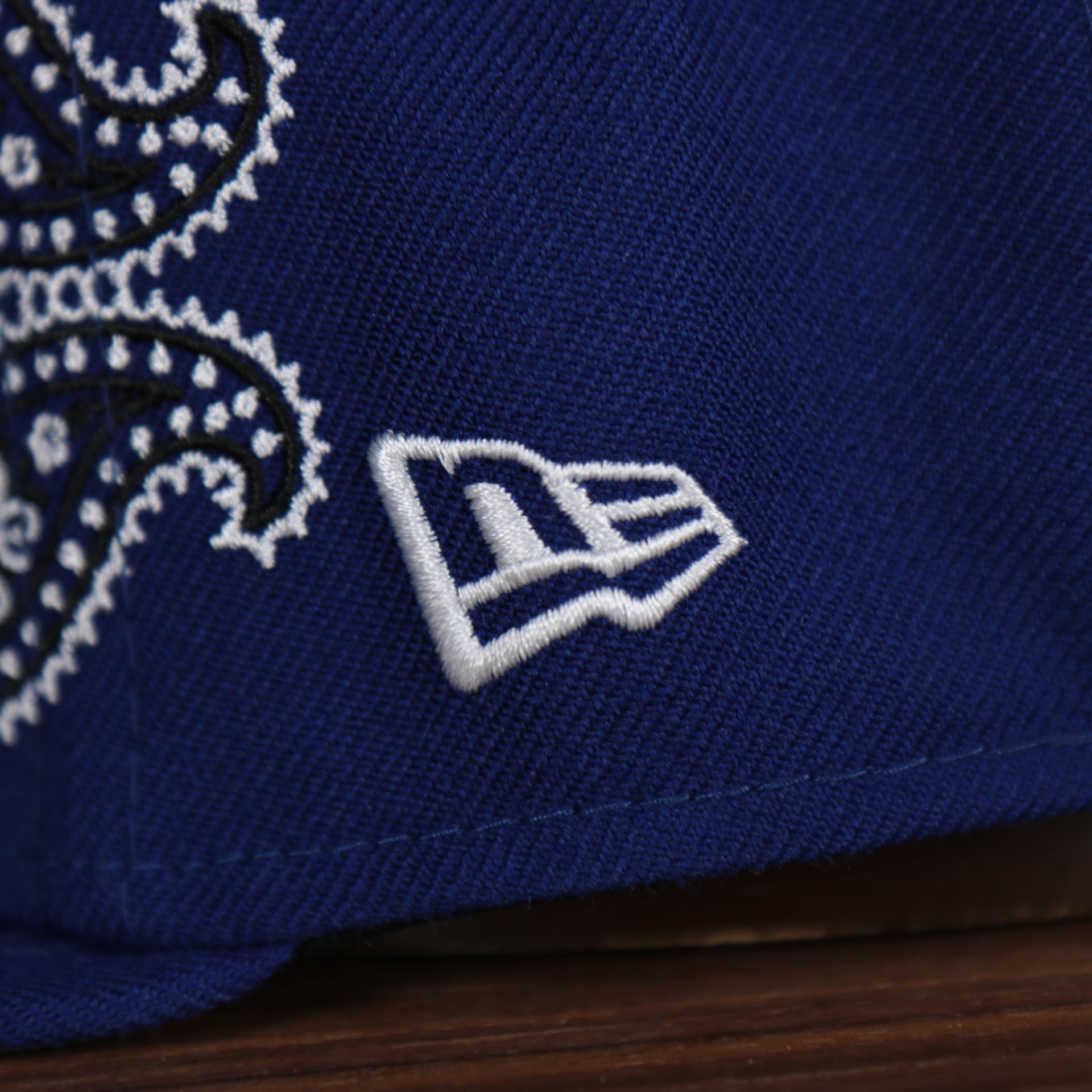 new era logo on the Los Angeles Lakers All Over Paisley Bandana Pattern Grey Bottom 5950 Fitted Cap | Blue