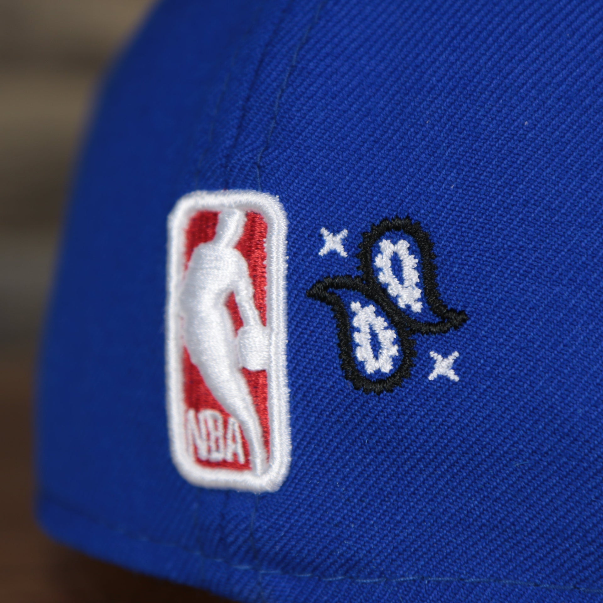 nba logo on the Philadelphia 76ers All Over Paisley Bandana Pattern Grey Bottom 5950 Fitted Cap | Blue