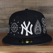 front of the New York Yankees All Over Paisley Bandana Pattern Grey Bottom 5950 Fitted Cap | Navy